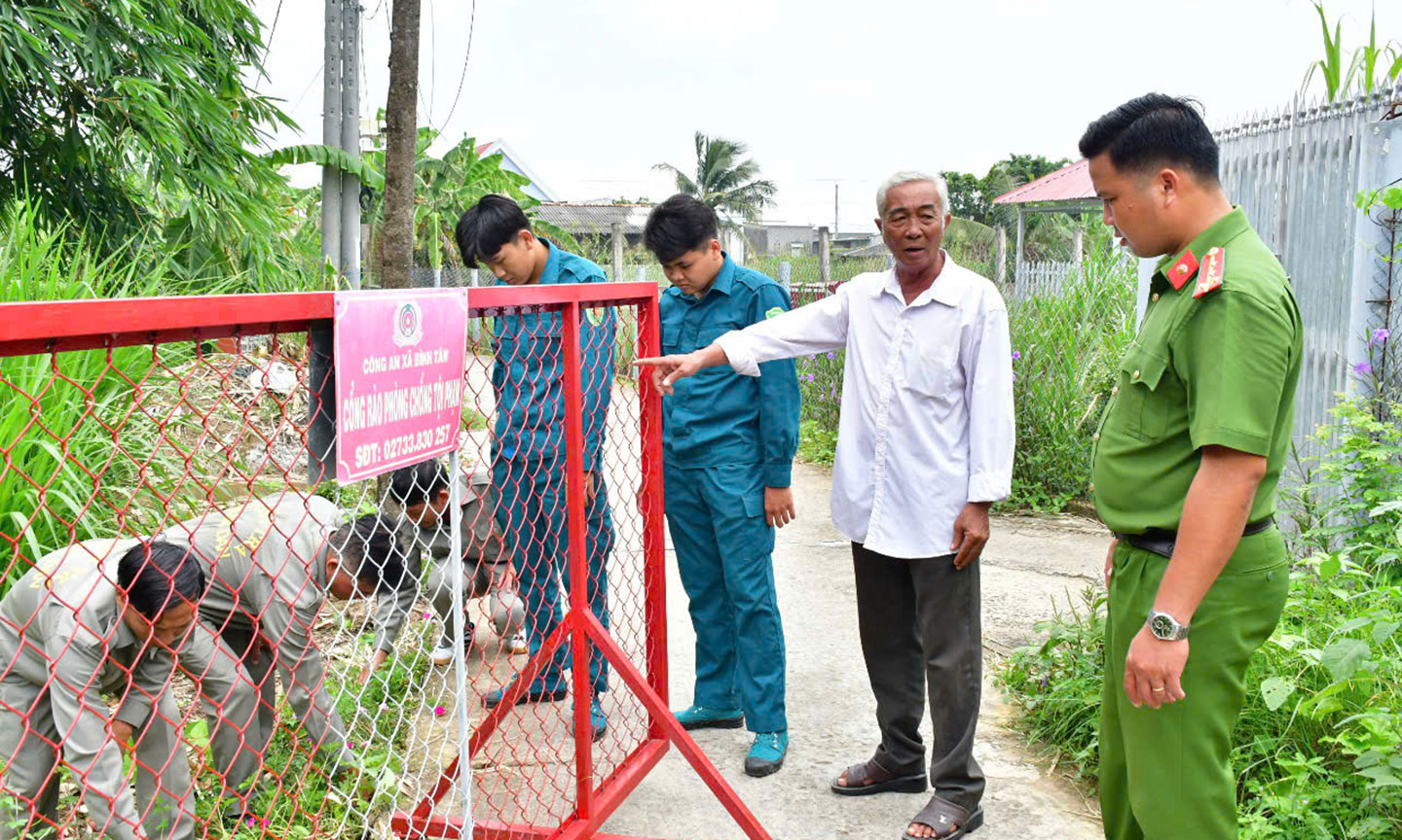 Lực lượng Công an xã Bình Tân thường xuyên quan tâm duy trì hiệu quả mô hình Người dân tự quản ANTT ấp Lợi An.