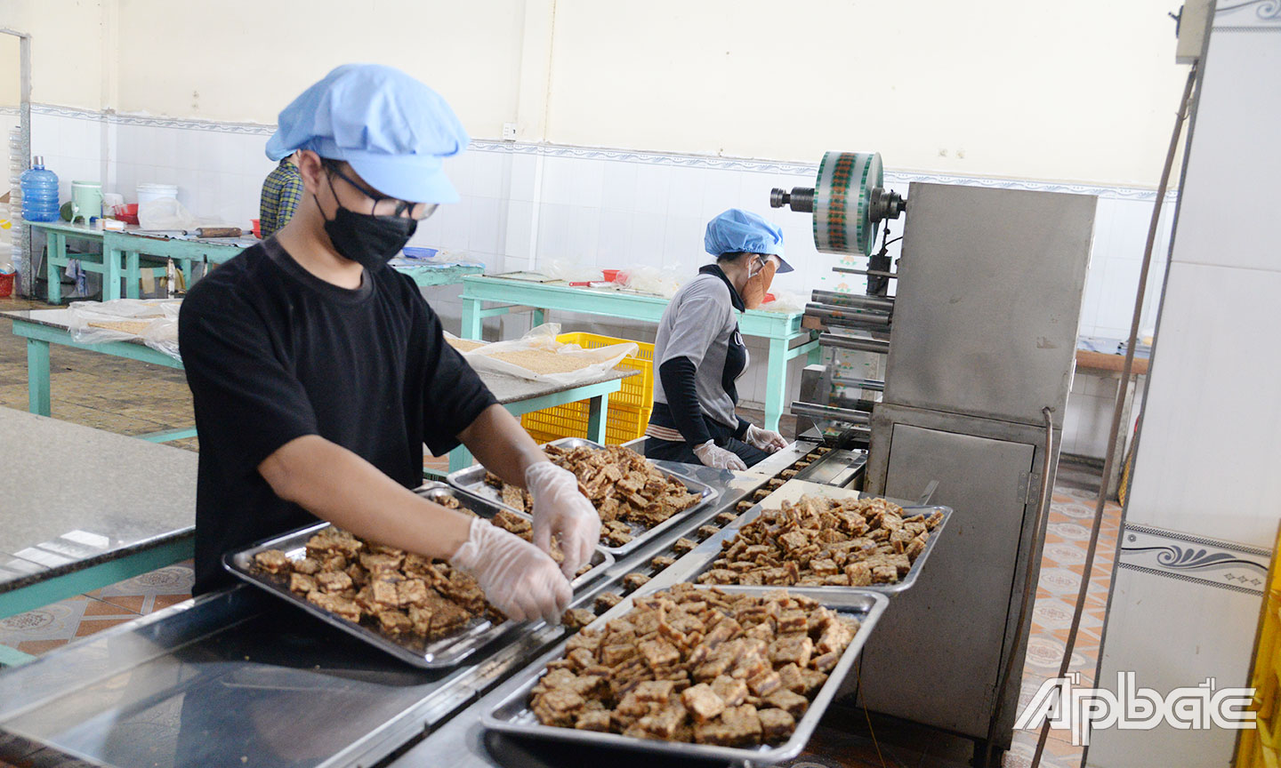 Kẹo khóm được đóng gói bằng máy tự động.