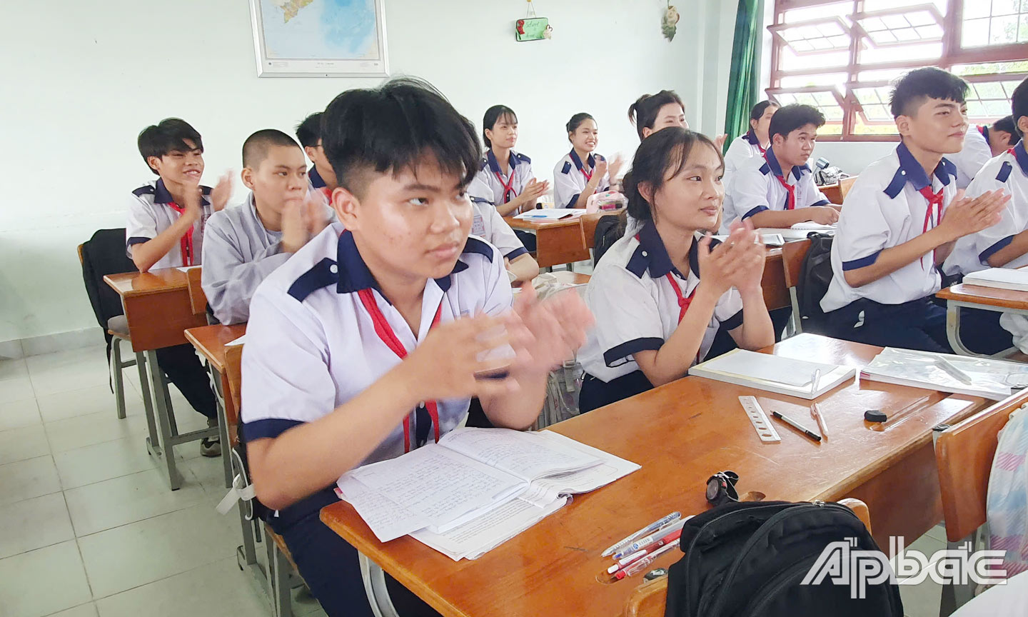 Học sinh lớp 9, Trường THCS Đoàn Thị Nghiệp, thị trấn Bình Phú, huyện Cai Lậy đang tập trung ôn thi. 