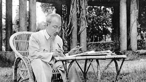 Tấm gương luôn chăm lo nâng cao dân trí, bồi dưỡng nhân tài