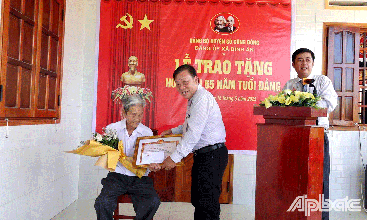 Đồng chí Nguyễn Ngọc Trầm và Bí thư Thái trao Huy hiệu 65 năm tuổi Đảng