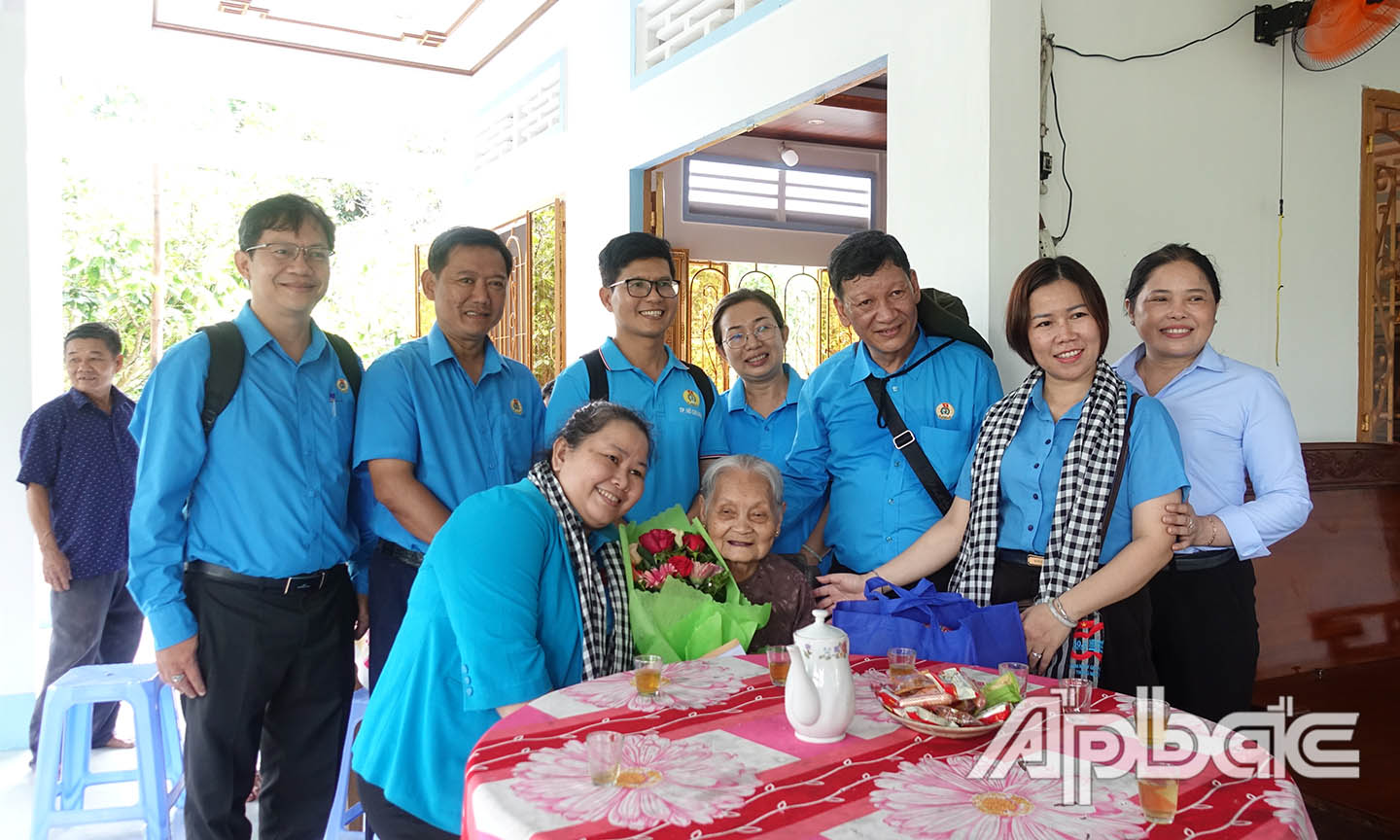 Thăm, tặng quà Mẹ Việt Nam anh hùng Phạm Thị Mười, ấp 4, xã Cẩm Sơn, huyện Cai Lậy.