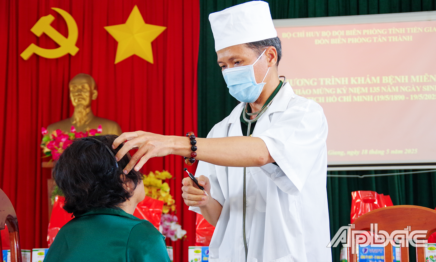 Quân y BĐBP tỉnh Tiền Giang khám bệnh cho người dân.