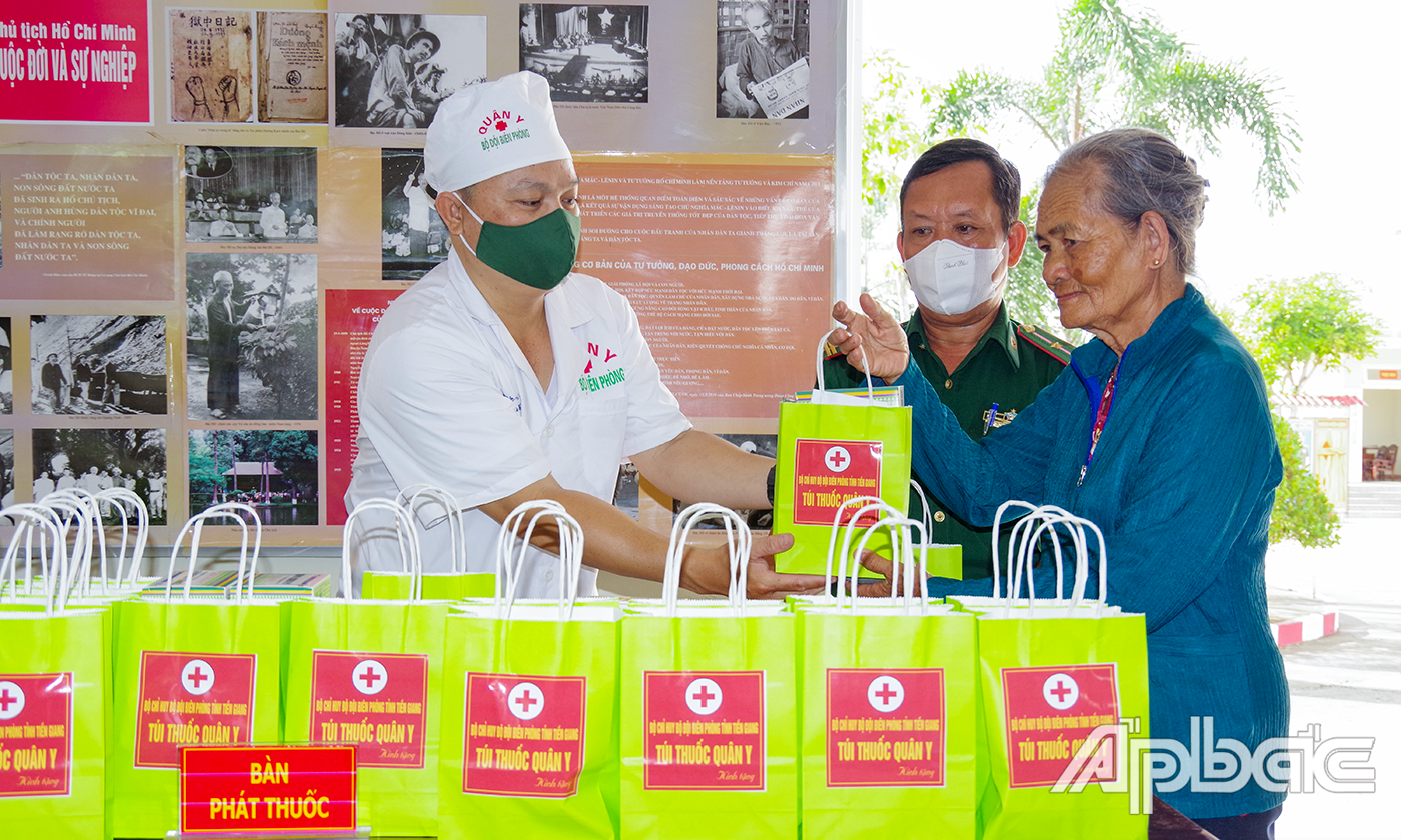 Quân y BĐBP tỉnh Tiền Giang phát thuốc miễn phí cho người dân.
