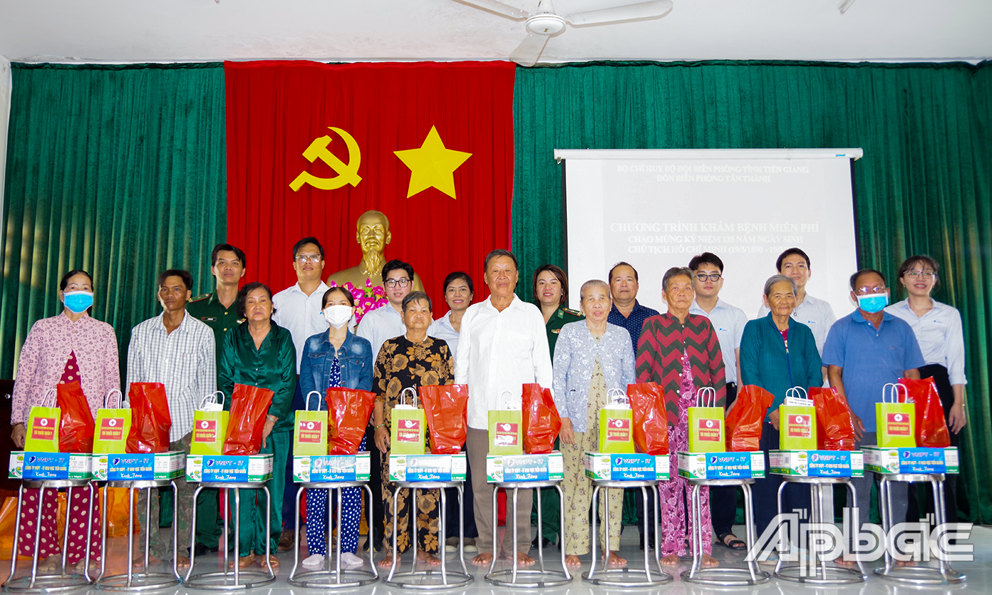 Đại diện nhà tài trợ tặng quà cho người dân.