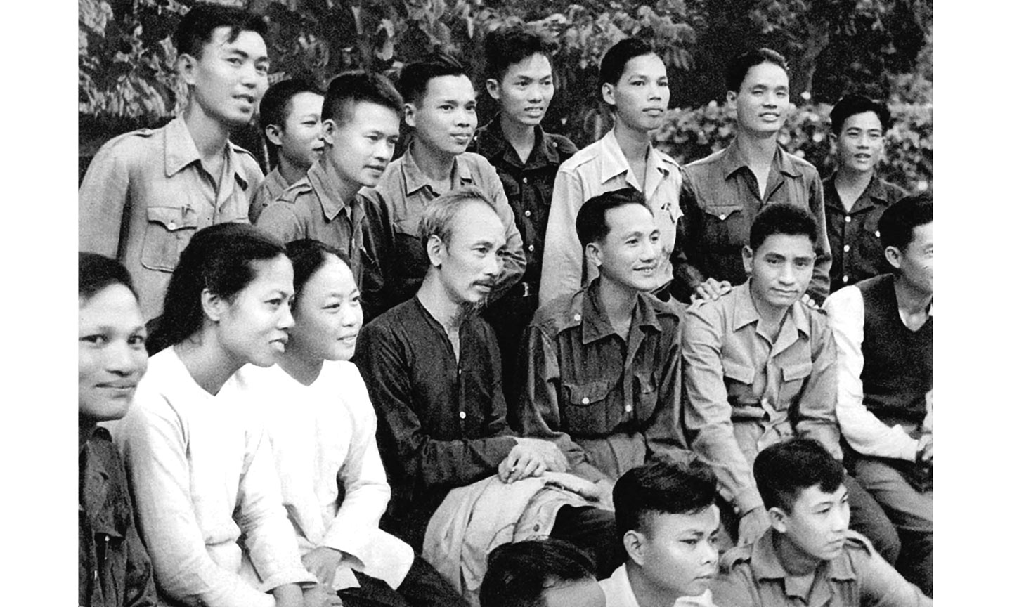 Chủ tịch Hồ Chí Minh với Đoàn đại biểu Nam bộ từ chiến trường miền Nam ra chiến khu Việt Bắc quây quần bên Bác Hồ năm 1949.