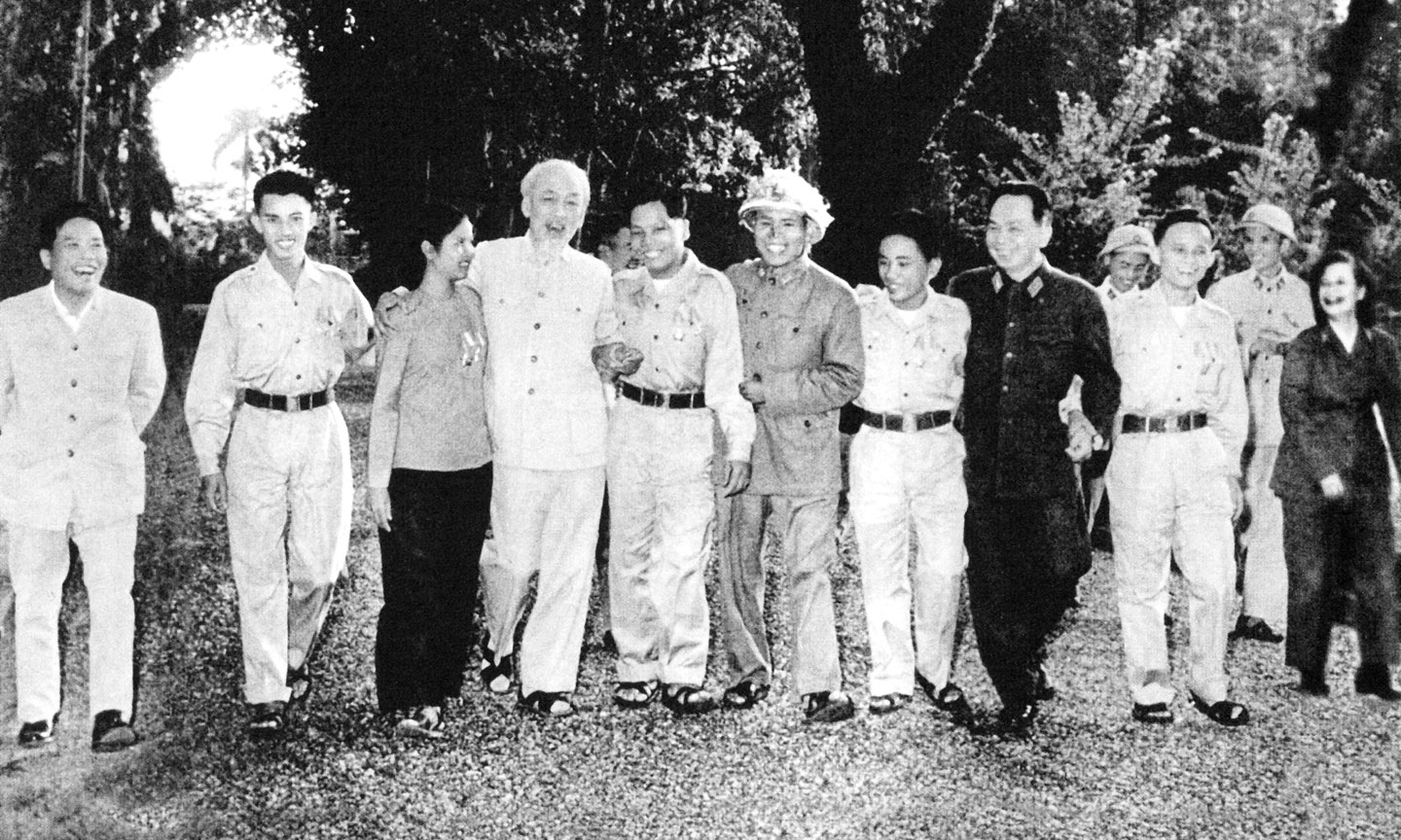 Chủ tịch Hồ Chí Minh với Đoàn đại biểu Anh hùng, Chiến sĩ thi đua các Lực lượng vũ trang nhân dân giải phóng miền Nam ra thăm miền Bắc năm 1965.