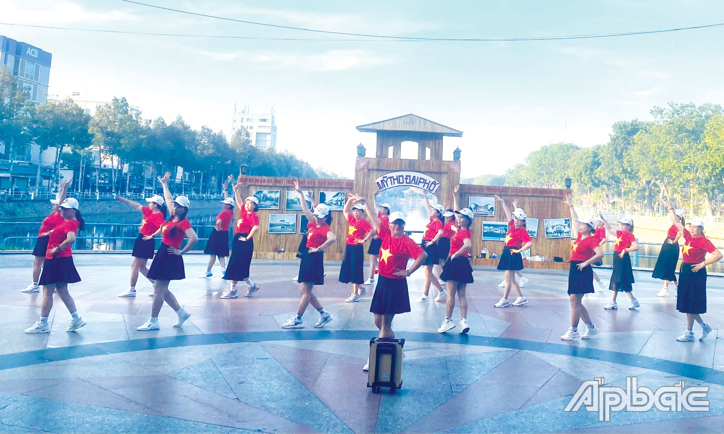 Các thành viên trong nhóm nhảy Line dance “Cùng Tú” đang tập luyện.