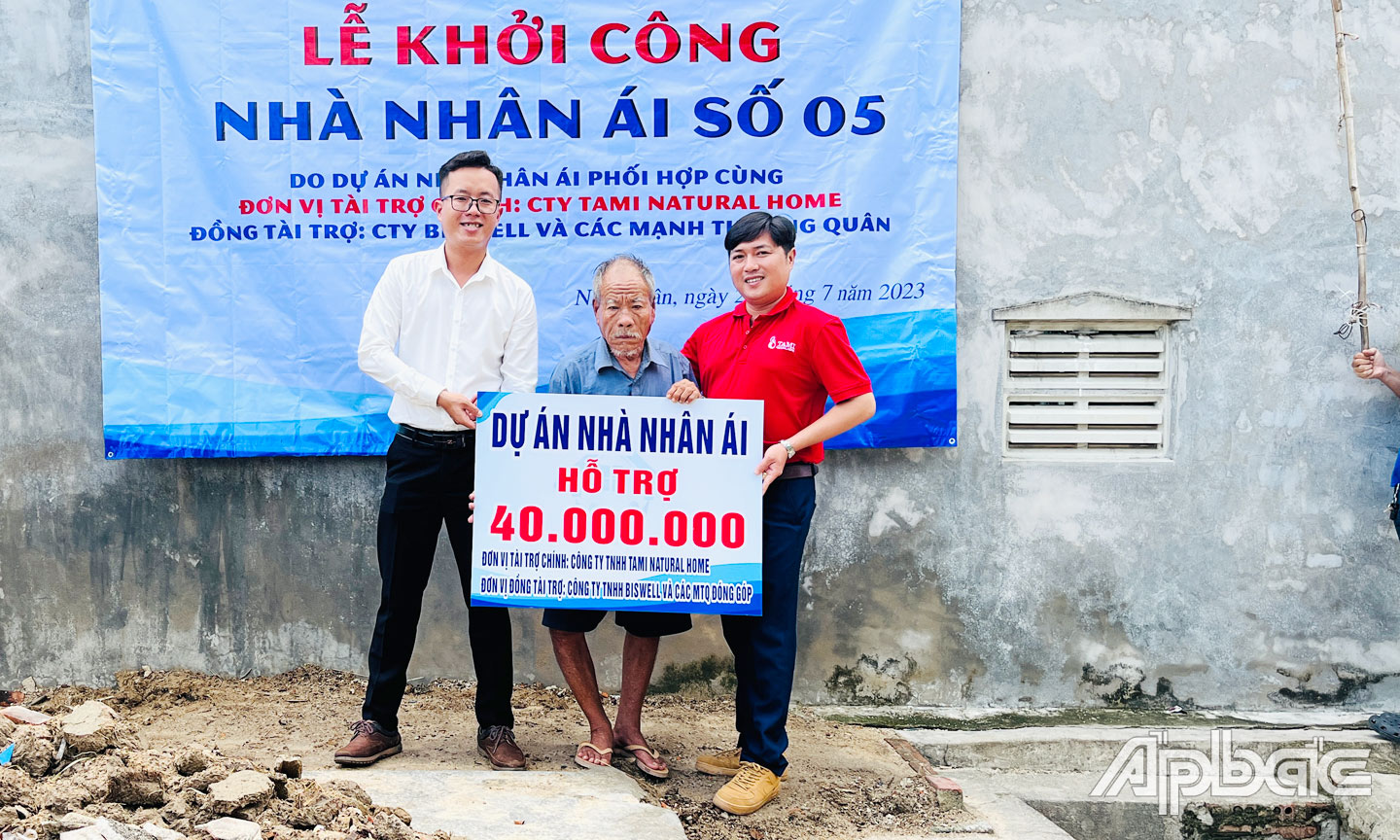 Anh Hiếu (tay trái) tham gia trao kinh phí hỗ trợ xây dựng nhà nhân ái, dự án do anh thành lập và giữ vai trò Trưởng Ban chỉ huy.