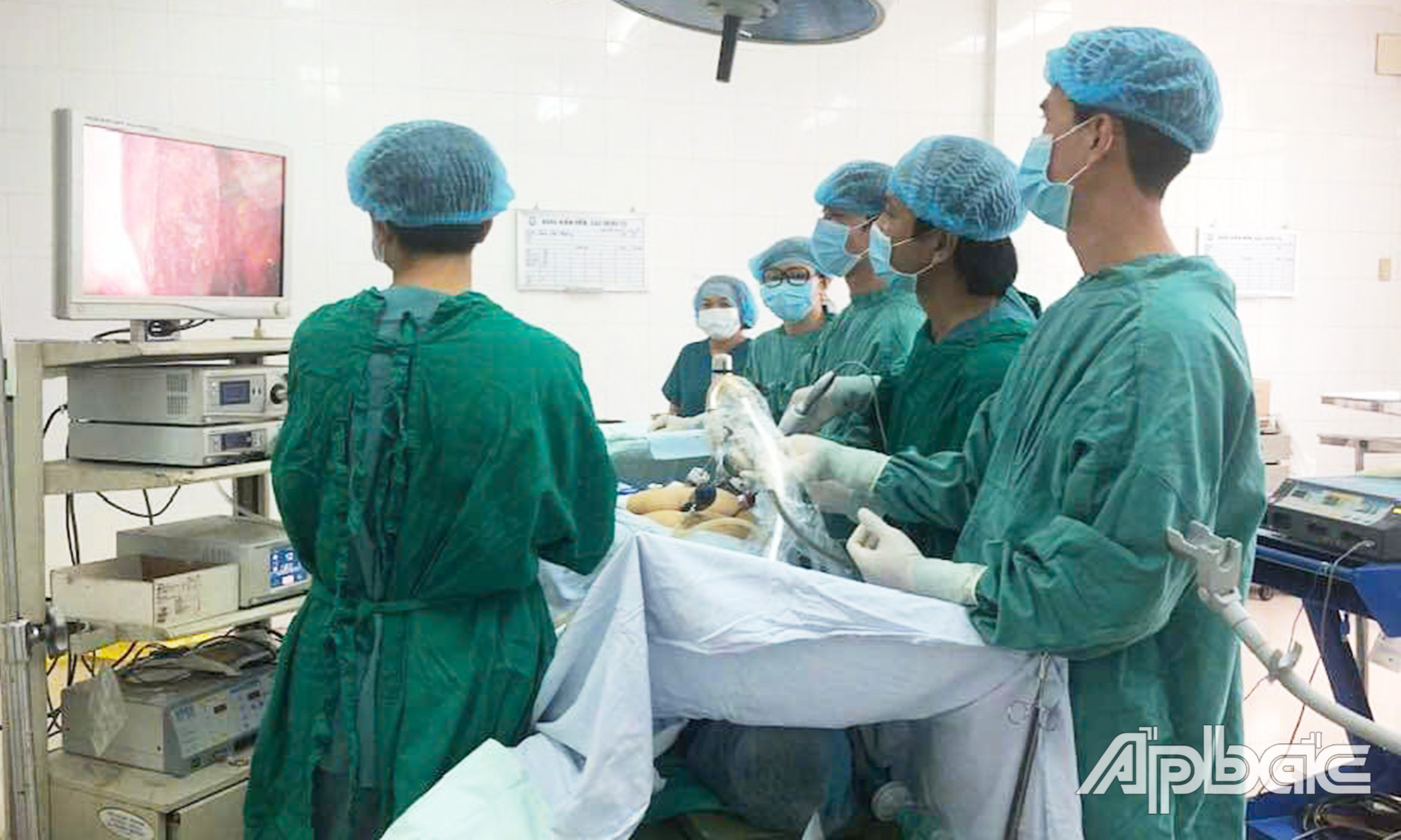 BSCKII Võ Giáp Hùng cùng ê kíp thực hiện phẫu thuật nội soi cắt khối u cho bệnh nhân điều trị ung thư đại tràng