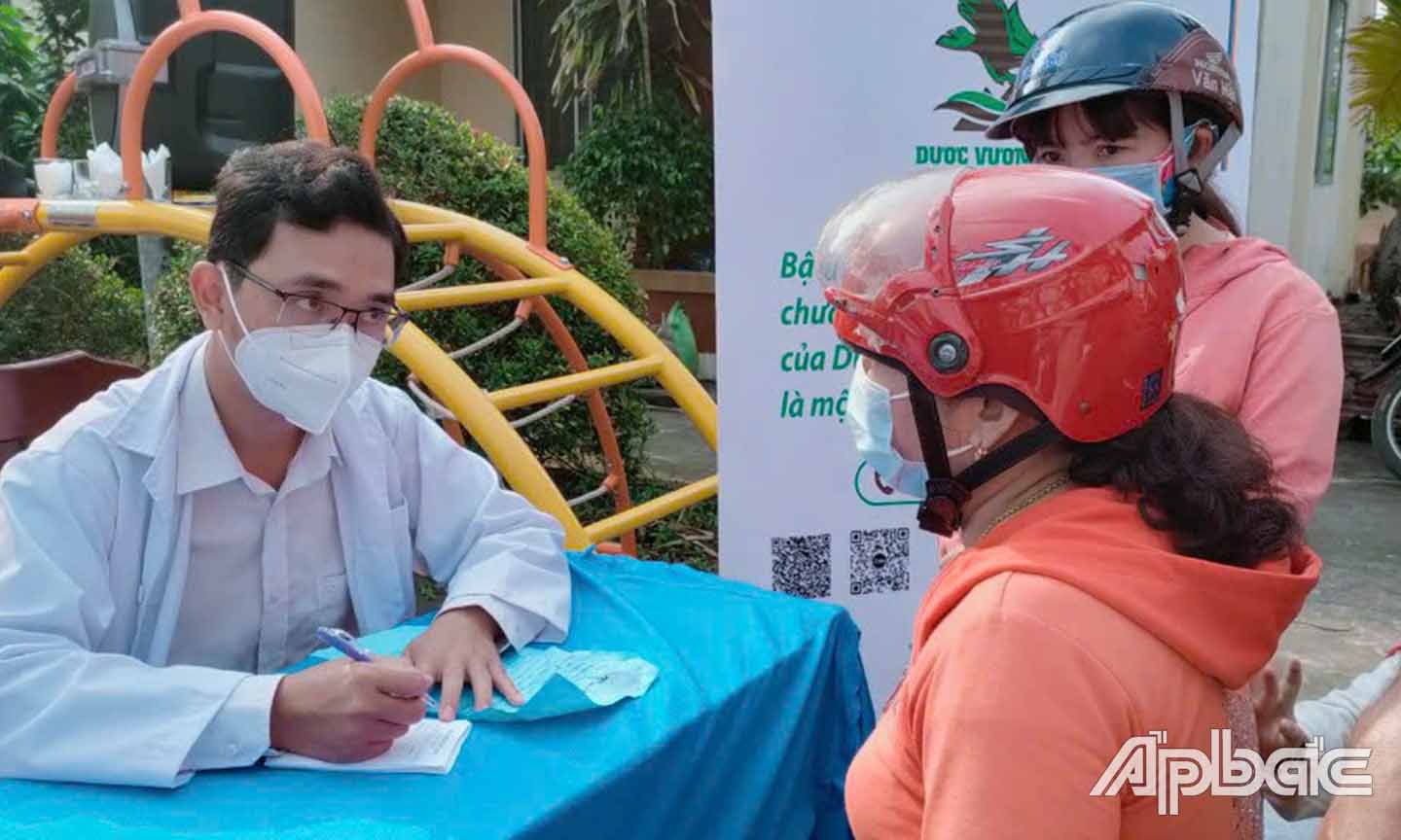 Anh Lê Vương Quốc Hùng ngoài việc sản xuất trà thảo dược tại cơ sở Dược Vương Cung và khám chữa bệnh tại phòng khám Trấn Nam Thái Y Viện còn tích cực tham gia các hoạt động thiện nguyện, khám bệnh miễn phí cho bệnh nhân có hoàn cảnh khó khăn.