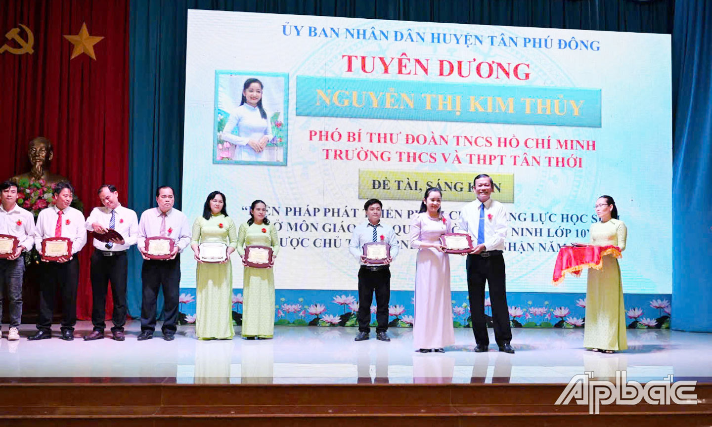 Cô Thủy được UBND huyện Tân Phú Đông tuyên dương có đề tài sáng kiến “Biện pháp phát triển phẩm chất, năng lực cho học sinh ở môn Giáo dục quốc phòng - an ninh lớp 10”.