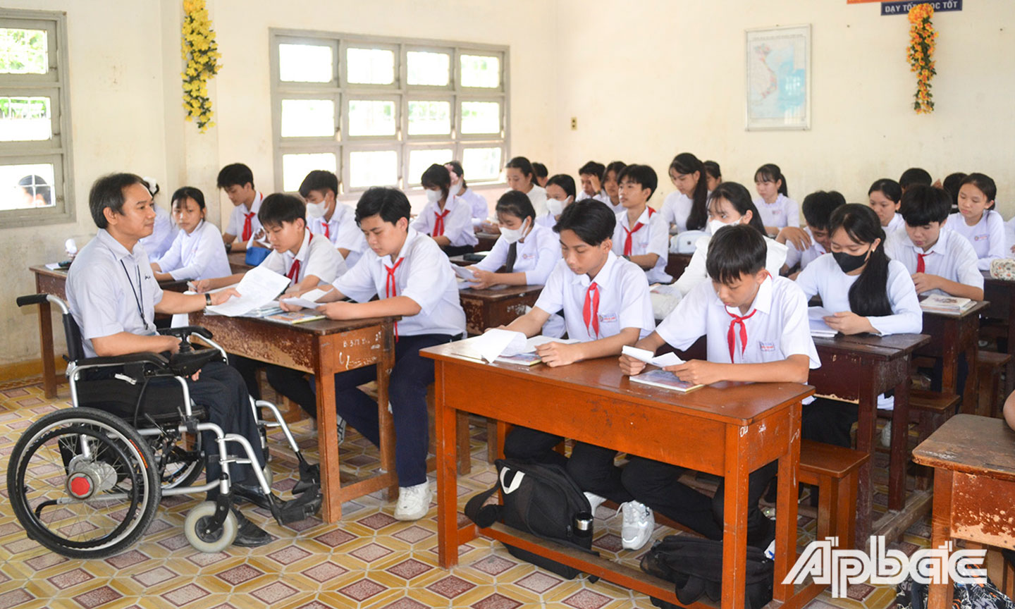 Các em học sinh đang chăm chú theo dõi thầy Thuận giảng bài.