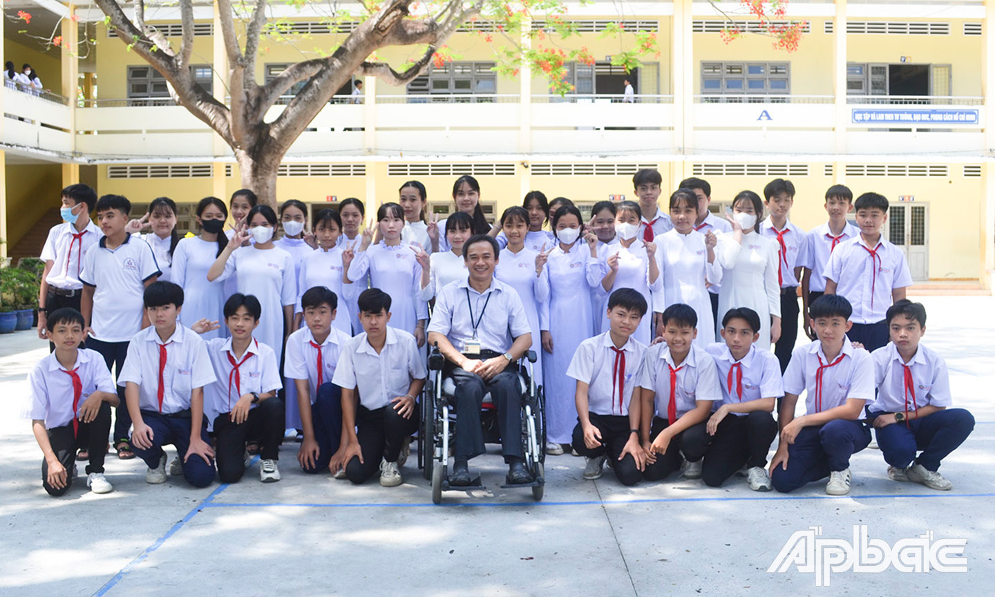 Trong một giờ ra chơi của thầy Thuận và các em học sinh.