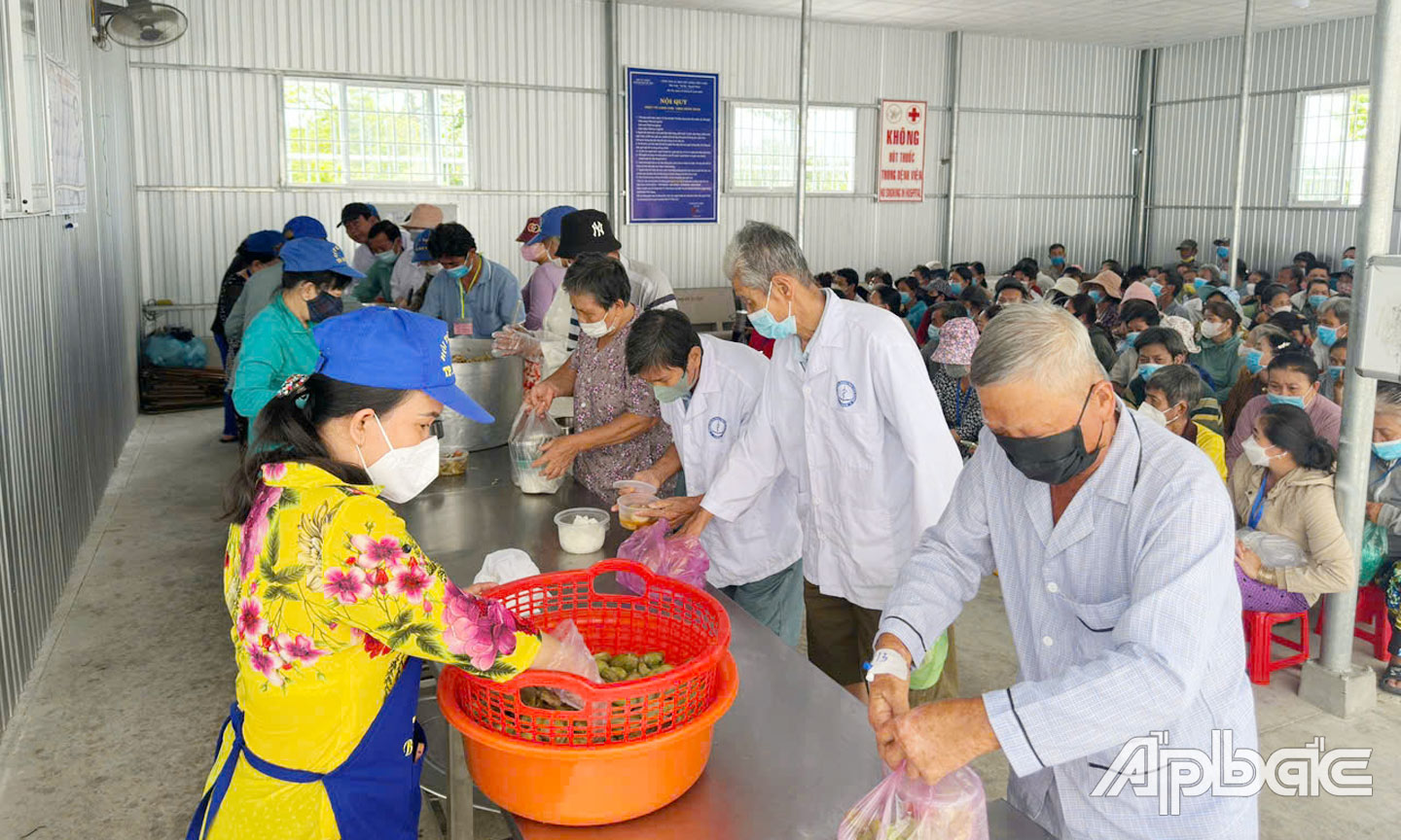 Bệnh nhân và thân nhân người bệnh đến nhận suất ăn của Hội Từ thiện TP. Mỹ Tho tại Bệnh viện Đa khoa tỉnh Tiền Giang.