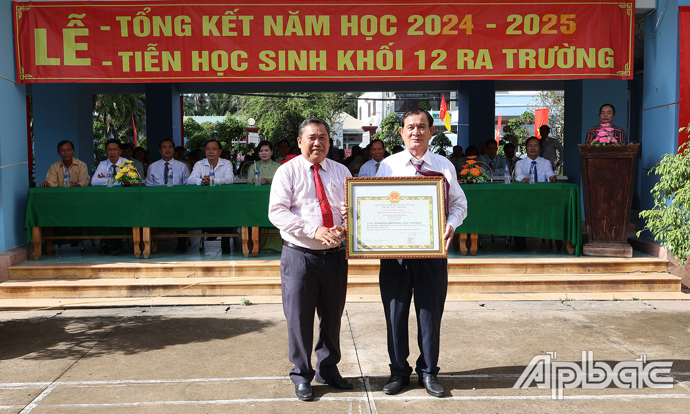 đồng chí Nguyễn Văn Nhỏ đã trao Bằng công nhận trường đạt chuẩn quốc gia mức độ 1 cho trường THPT Trần Văn Hoài.