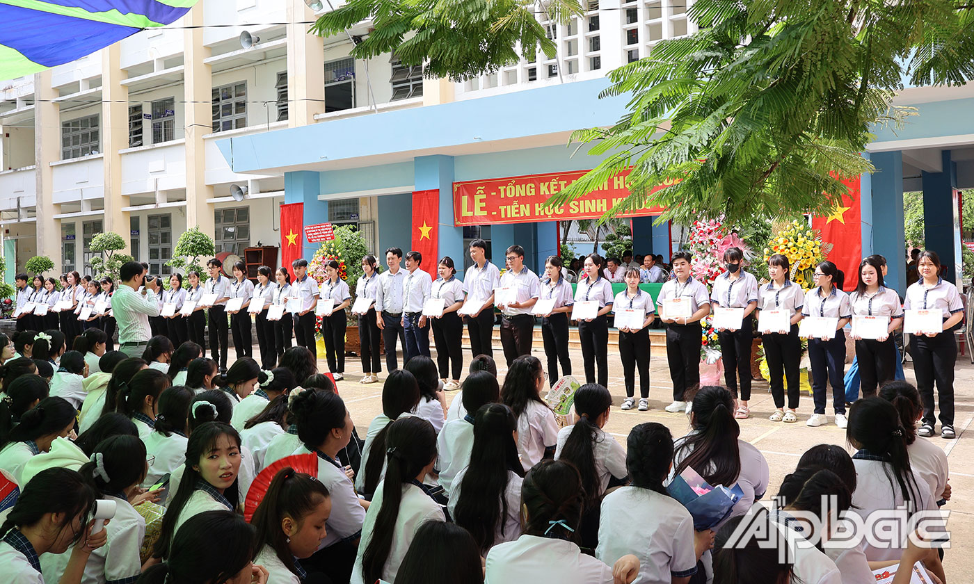 Khen thưởng học sinh có thành tích trong học tập.