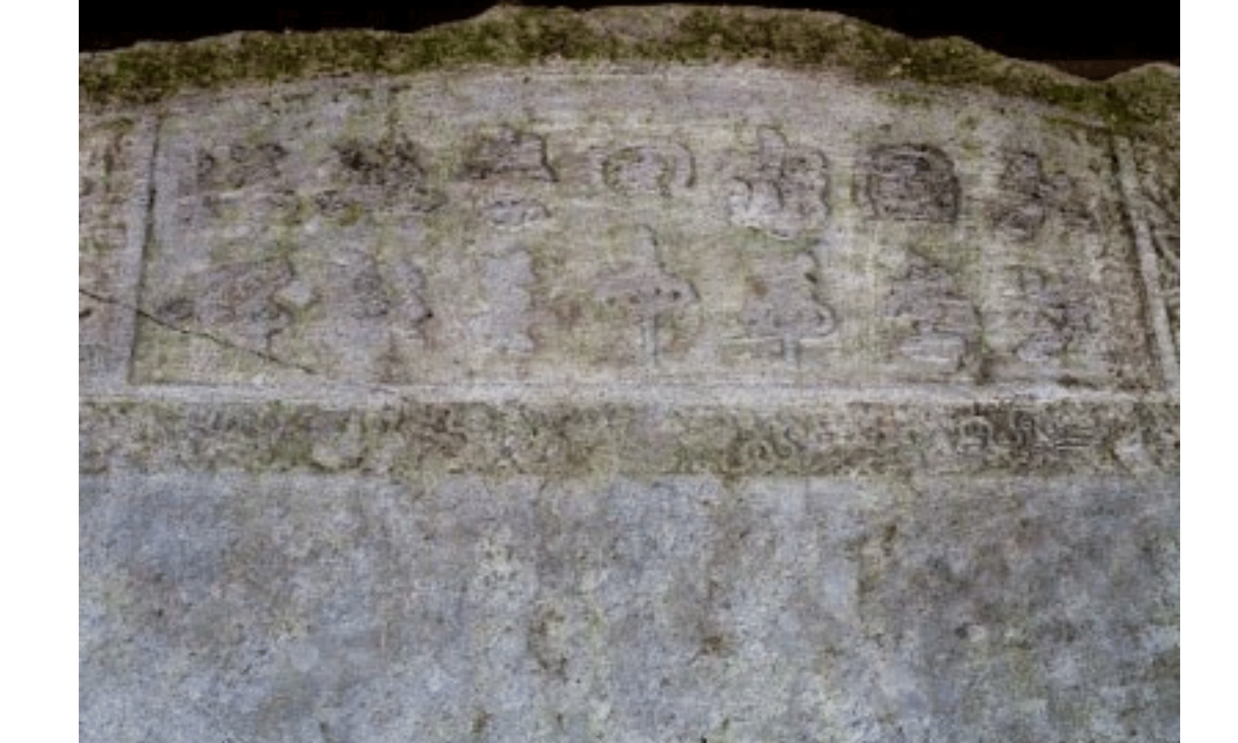 Bia đá Sùng Thiện Diên Linh bị cào xước. (Ảnh: TRỌNG DƯƠNG)