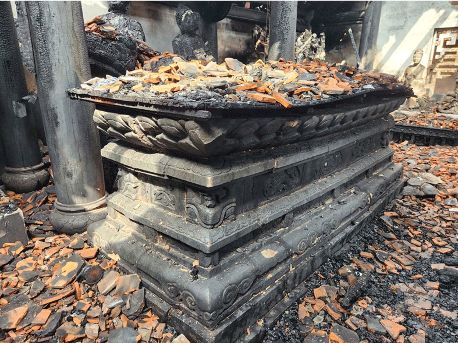 Bàn thờ đá chùa Phổ Quang sau vụ cháy. (Ảnh: Cục Di sản văn hóa)