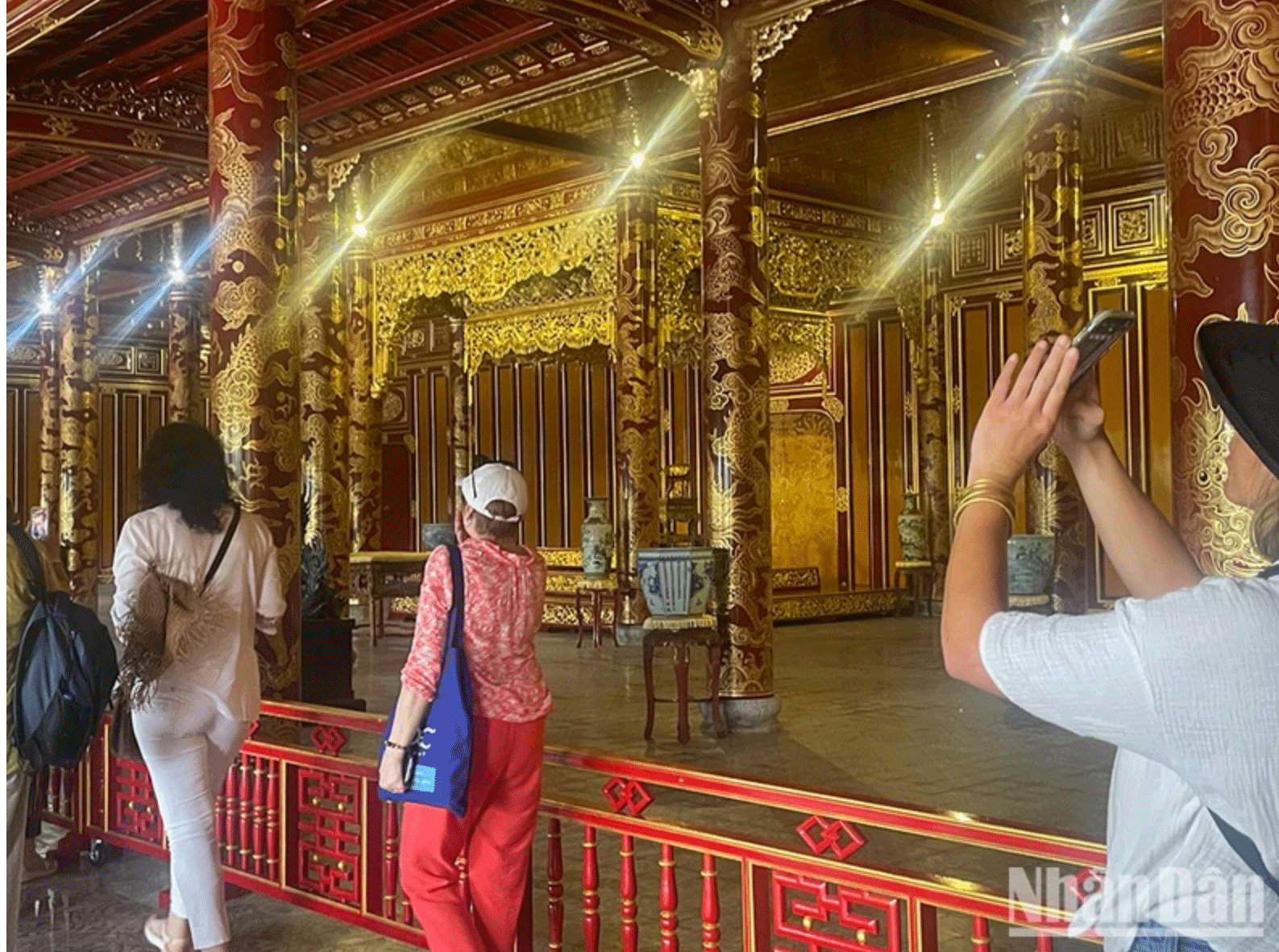 Tại Điện Thái Hòa, hiện vật được ngăn cách với khách tham quan bằng một hàng rào thấp.