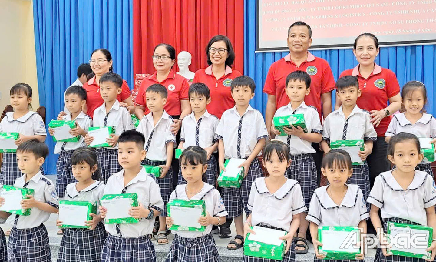 Hội CTĐ huyện Chợ Gạo phối hợp các đơn vị tổ chức trao tặng học bổng cho học sinh nghèo vượt khó. 