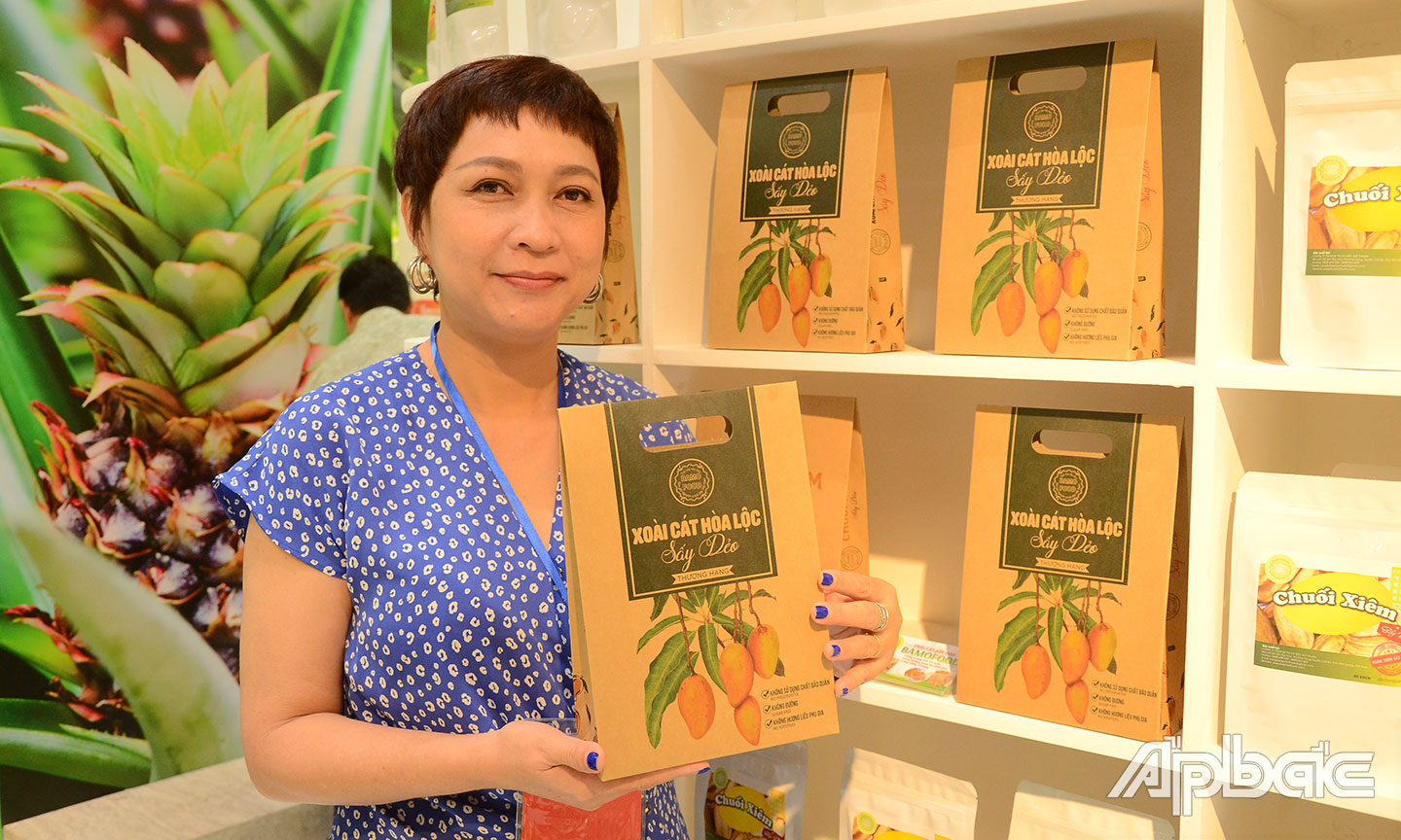 Chị Minh Thy và sản phẩm xoài cát Hòa Lộc sấy dẻo được nhiều người biết đến.