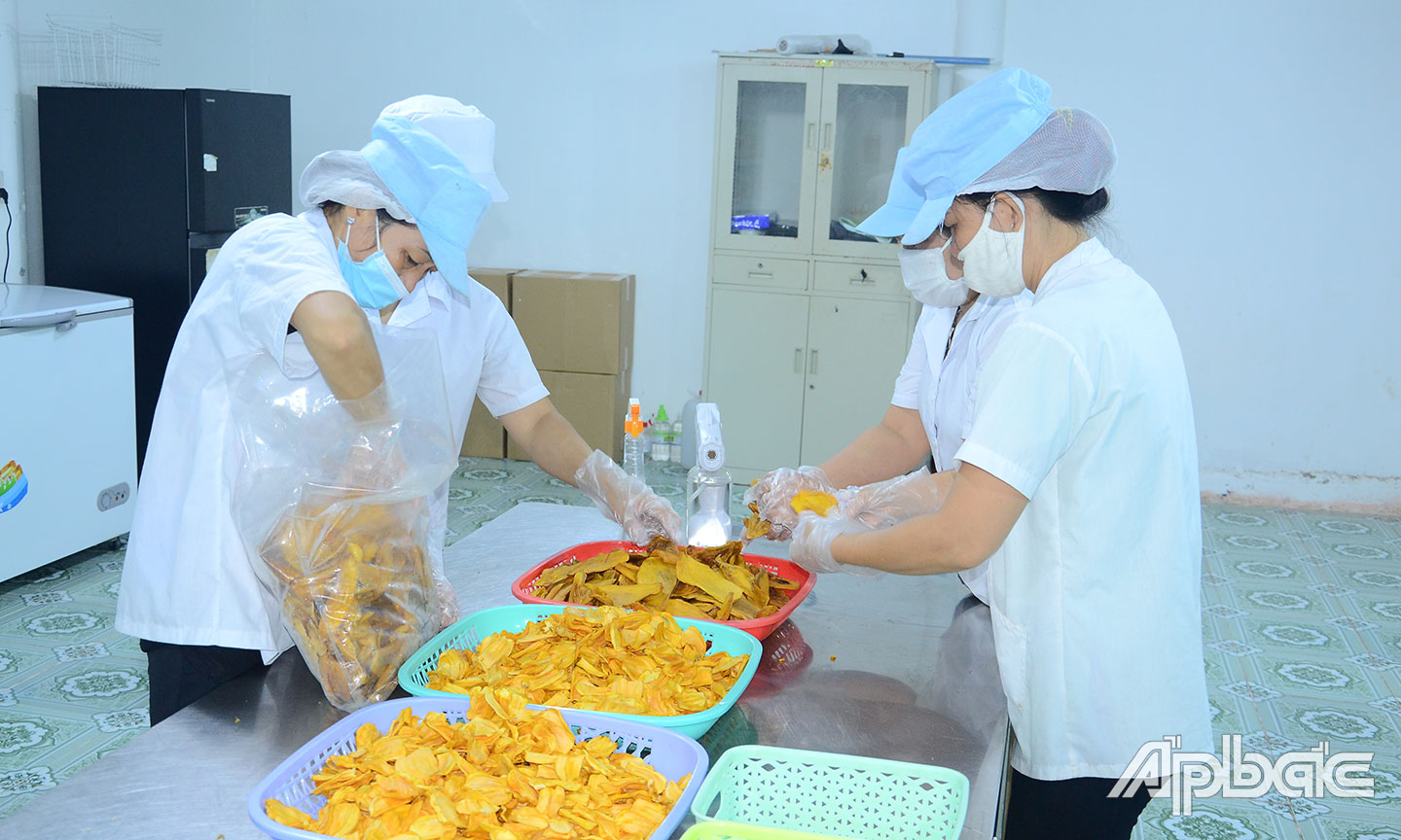 Niềm vui lớn nhất của chị Minh Thy là giải quyết được việc làm cho nhiều chị em phụ nữ tại địa phương.