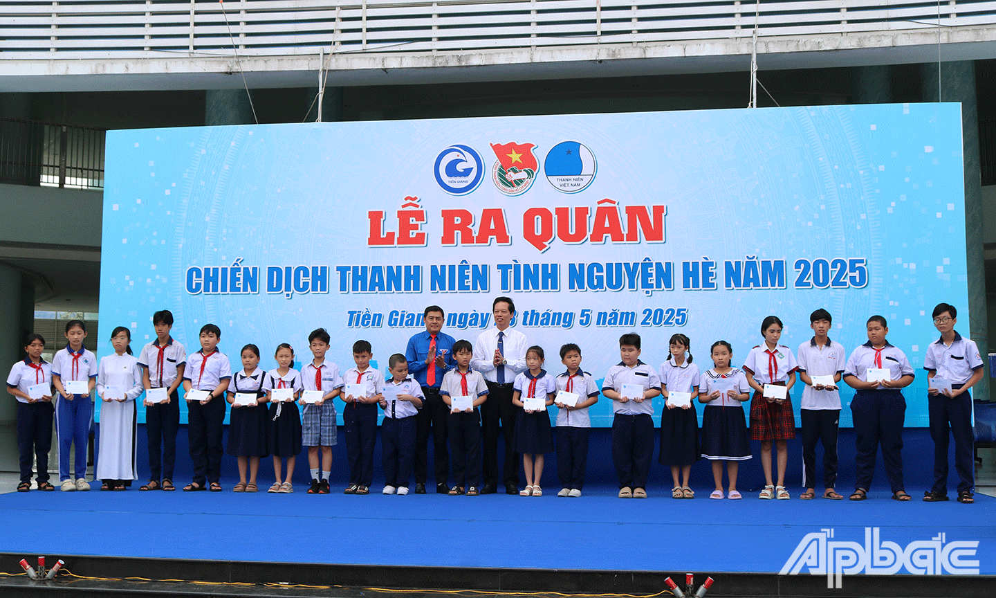 Đồng chí Nguyễn Thành Diệu và đồng chí Nguyễn Quang Minh trao học bổng cho học sinh khó khăn