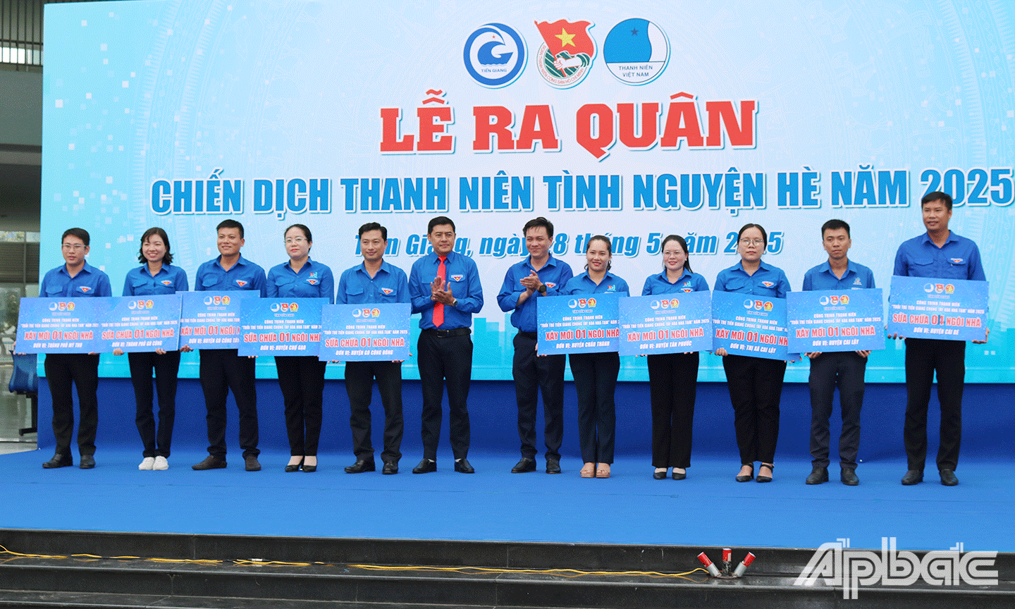 Ban Thường vụ Tỉnh đoàn Tiền Giang trao tặng nguồn lực thực hiện công trình hỗ trợ nhà ở, gồm xây mới 6 căn và sữa chữa 5 căn, tổng kinh phí 400 triệu đồng, đến 11 Huyện, Thành, Thị đoàn trong tỉnh