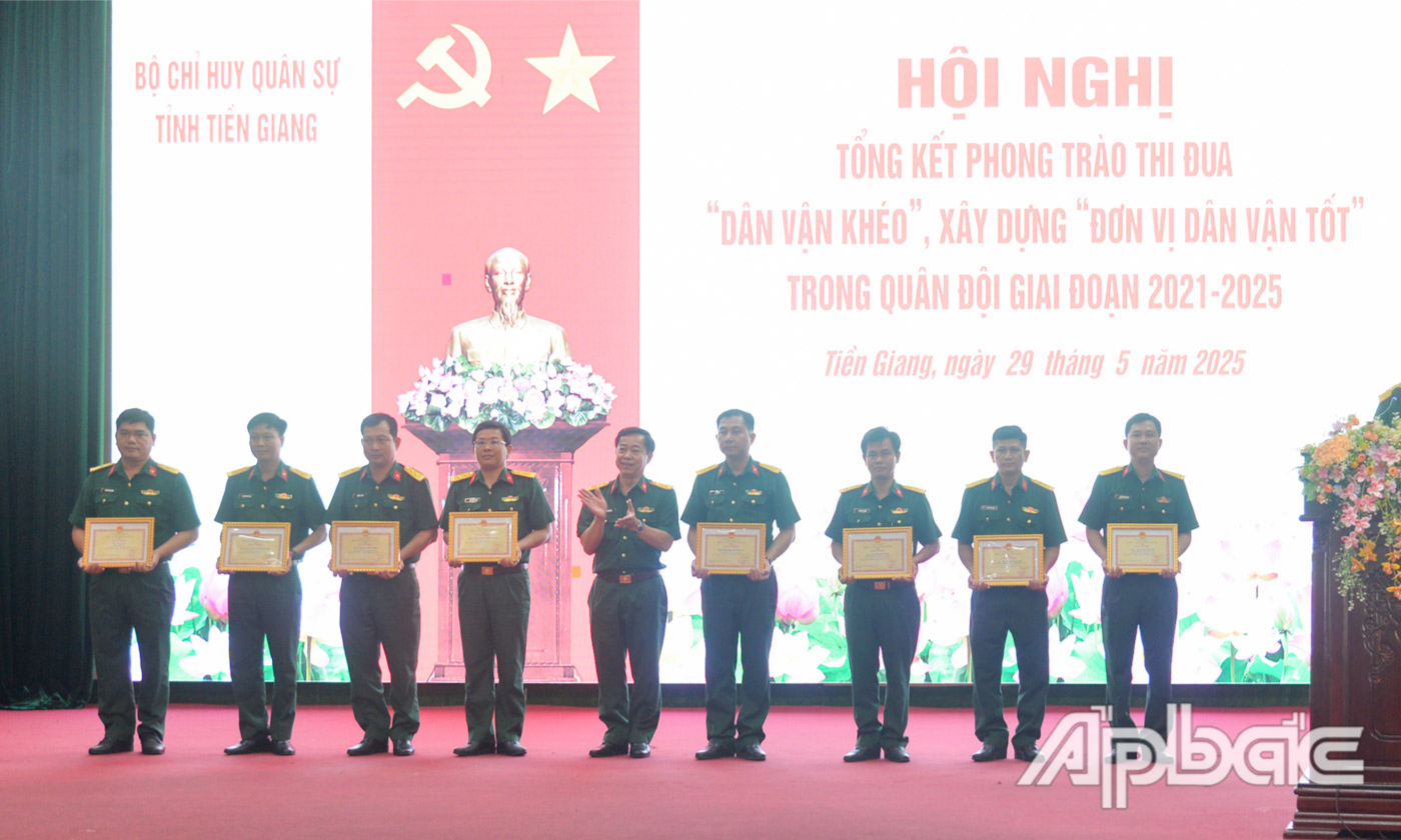 Đại tá Mai Văn Hòa, Chính ủy Bộ CHQS tỉnh Tiền Giang trao Giấy khen cho các tập thể, cá nhân.