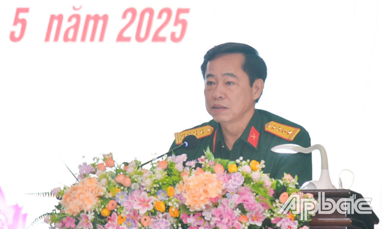 Đại tá Mai Văn Hòa, Chính ủy Bộ CHQS tỉnh Tiền Giang phát biểu tại hội nghị.