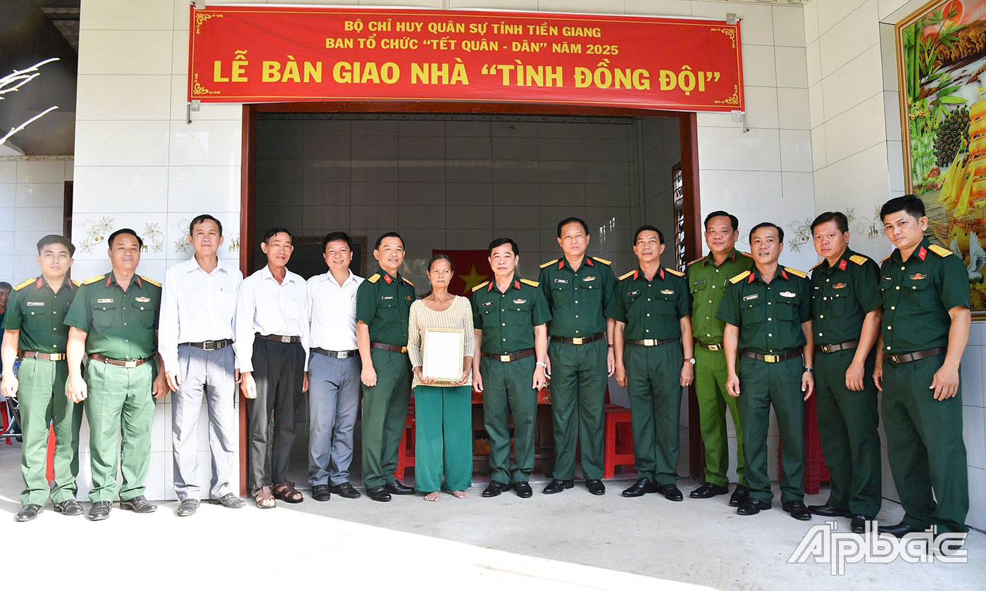 Đại biểu chụp ảnh lưu niệm tại Lễ bàn giao nhà tình đồng đội trong hoạt động 