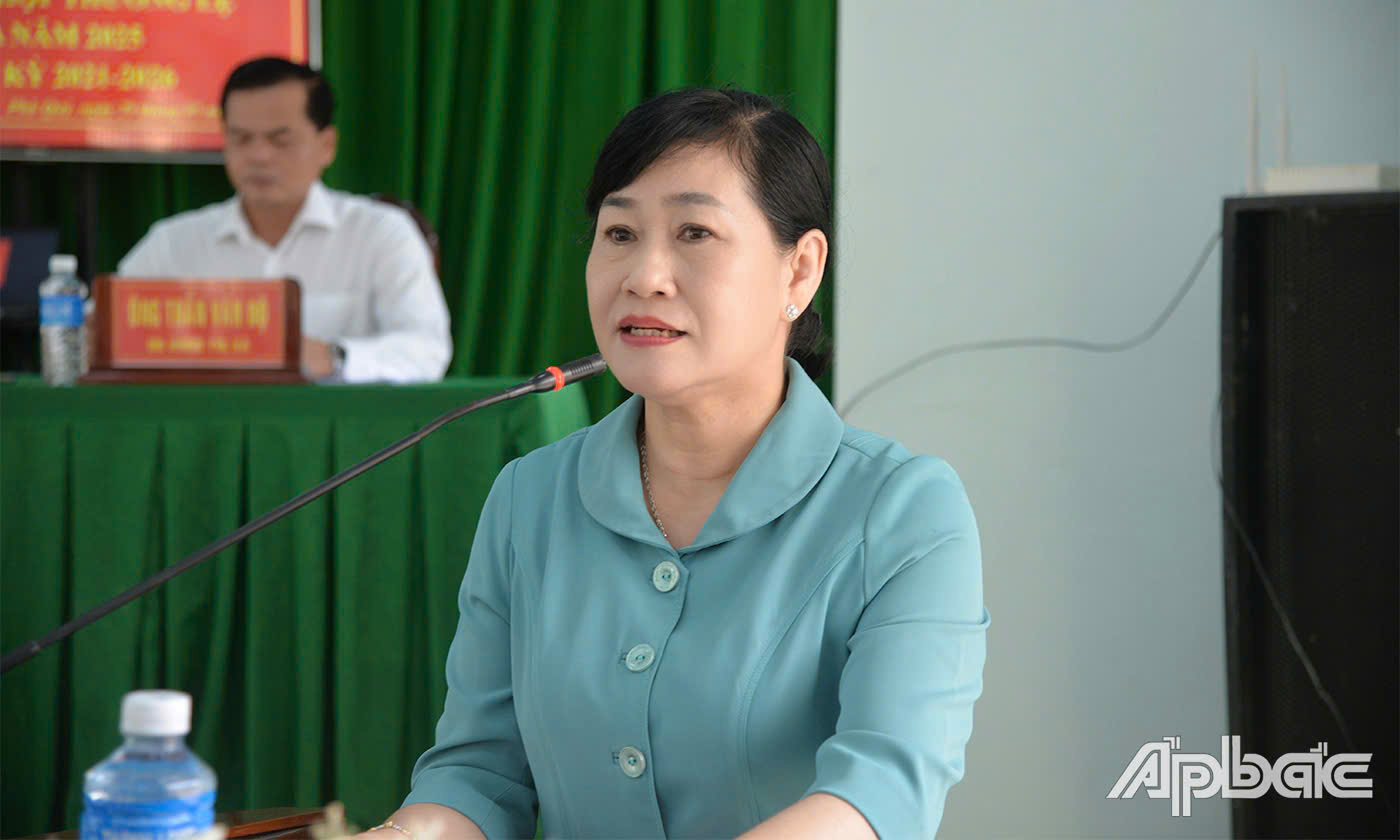 Đồng chí Châu Thị Mỹ Phương phát biểu tại buổi tiếp xúc