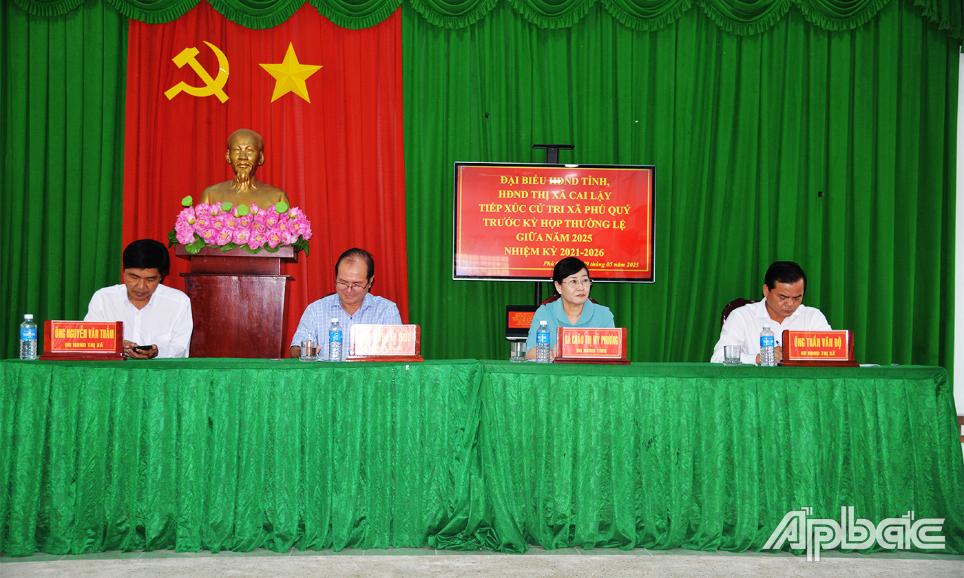 Đồng chí Châu Thị Mỹ Phương cùng các đại biểu HĐND TX. Cai Lậy lắng nghe ý kiến cử tri