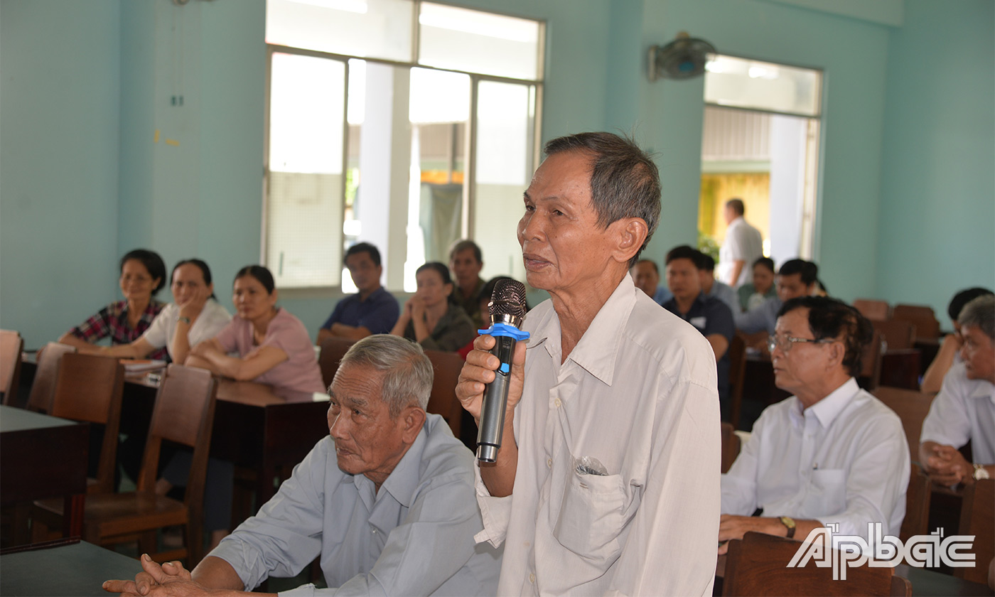 Cử tri TX. Cai Lậy phát biểu tại buổi tiếp xúc