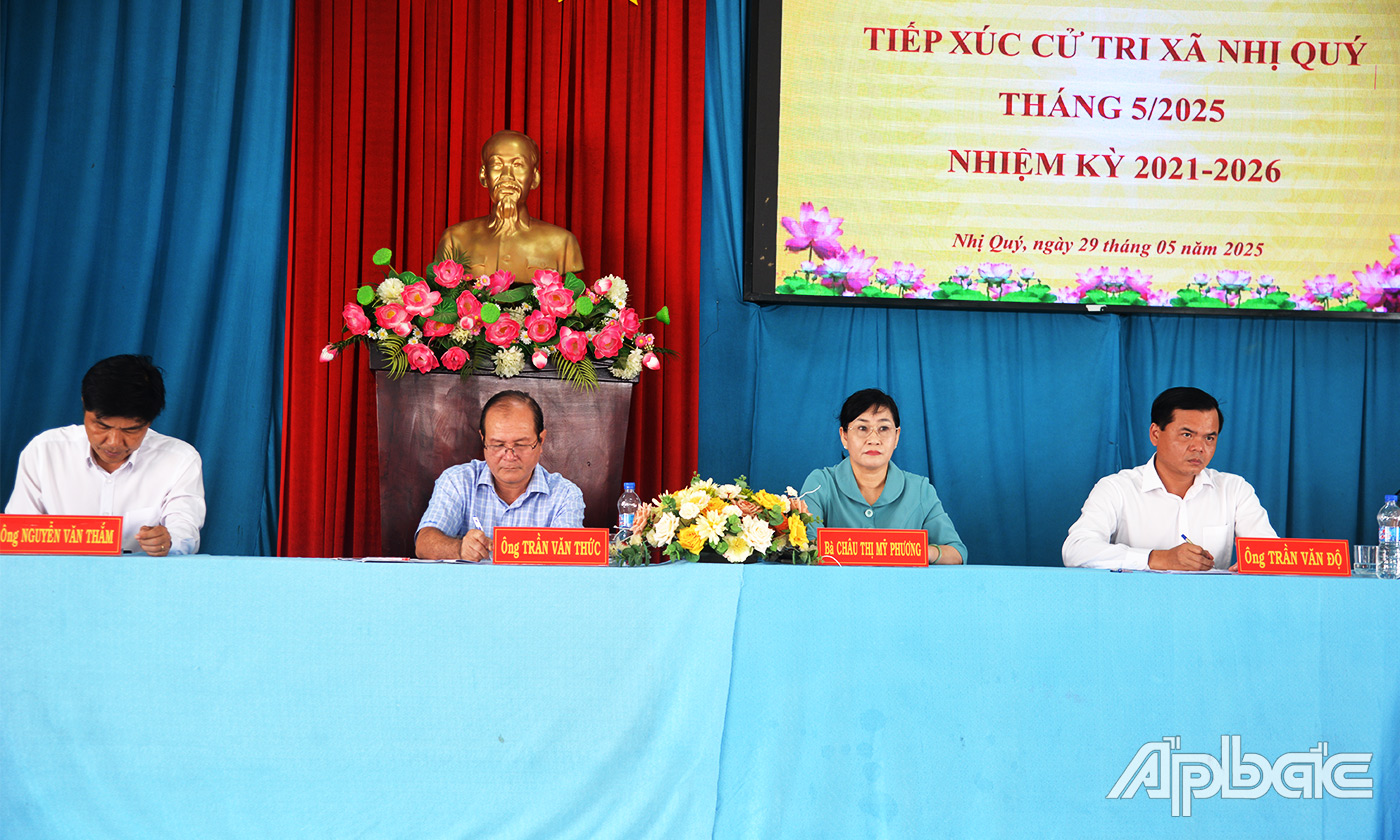 Đồng chí Châu Thị Mỹ Phương cùng các đại biểu HĐND tỉnh, HĐND TX. Cai Lậy lắng nghe ý kiến cử tri