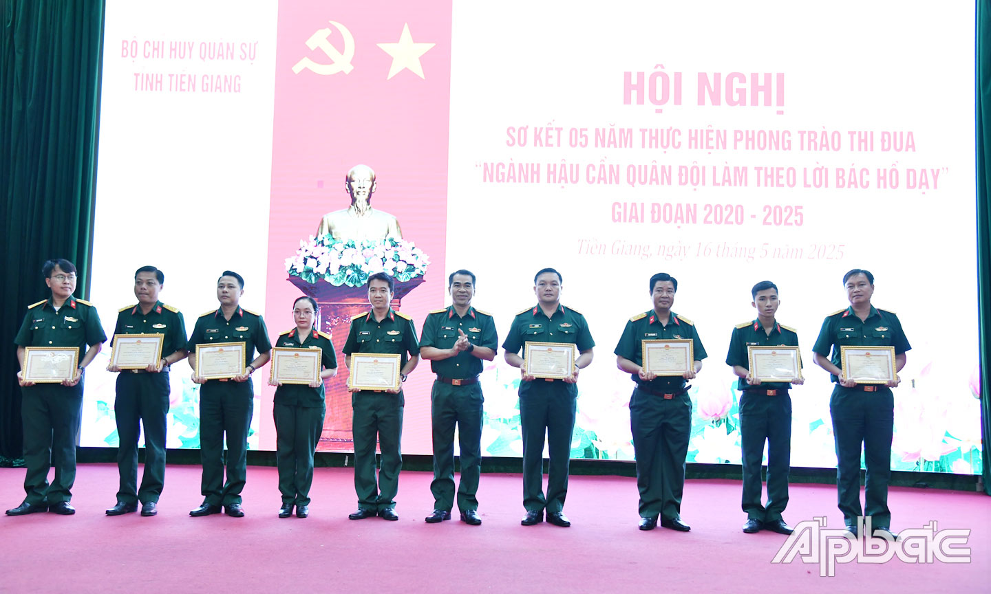 Đại tá Võ Văn Năng, Phó Chỉ huy trưởng Bộ CHQS tỉnh Tiền Giang trao Giấy khen cho các tập thể và cá nhân.