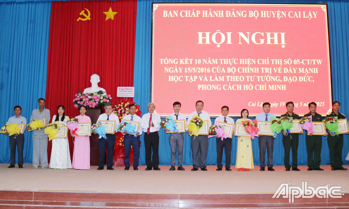 Khen thưởng các cá nhân tiêu biểu trong thực hiện Chỉ thị 05.                                            Ảnh: HỒNG LINH