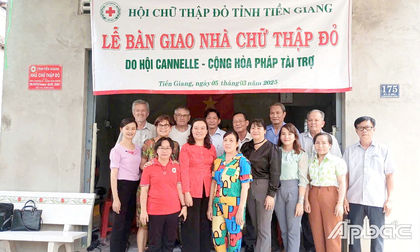 Xã Nhị Bình phối hợp với Hội Chữ thập đỏ tỉnh Tiền Giang  vận động các đơn vị tài trợ xây dựng nhà ở cho các đối tượng  khó khăn về nhà ở.