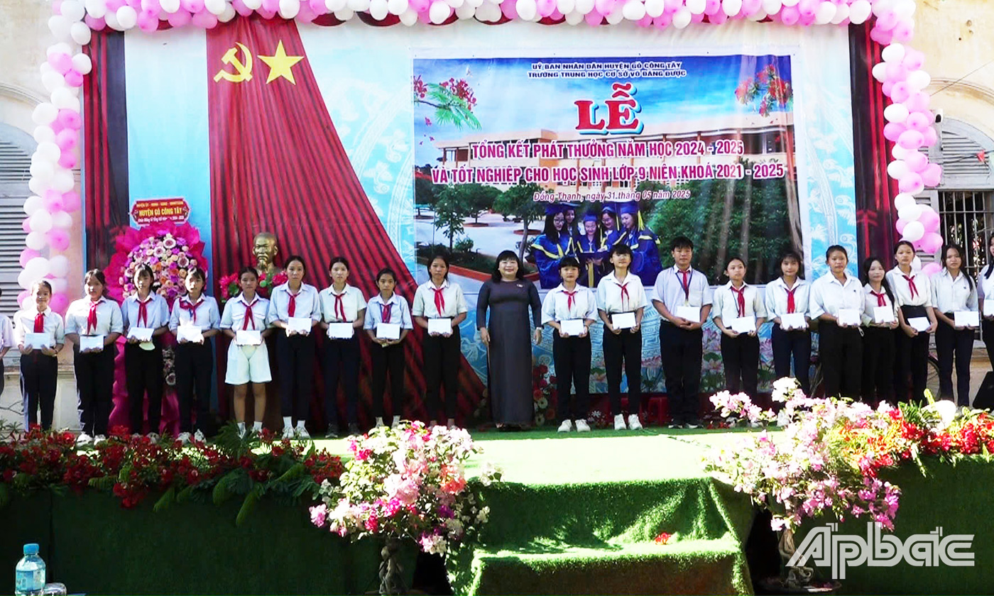 đồng chí Thái Ngọc Bảo Trâm, Tỉnh ủy viên- Phó Bí thư Đảng ủy Các cơ quan Đảng tỉnh Tiền Giang trao học bổng cho các em học sinh.