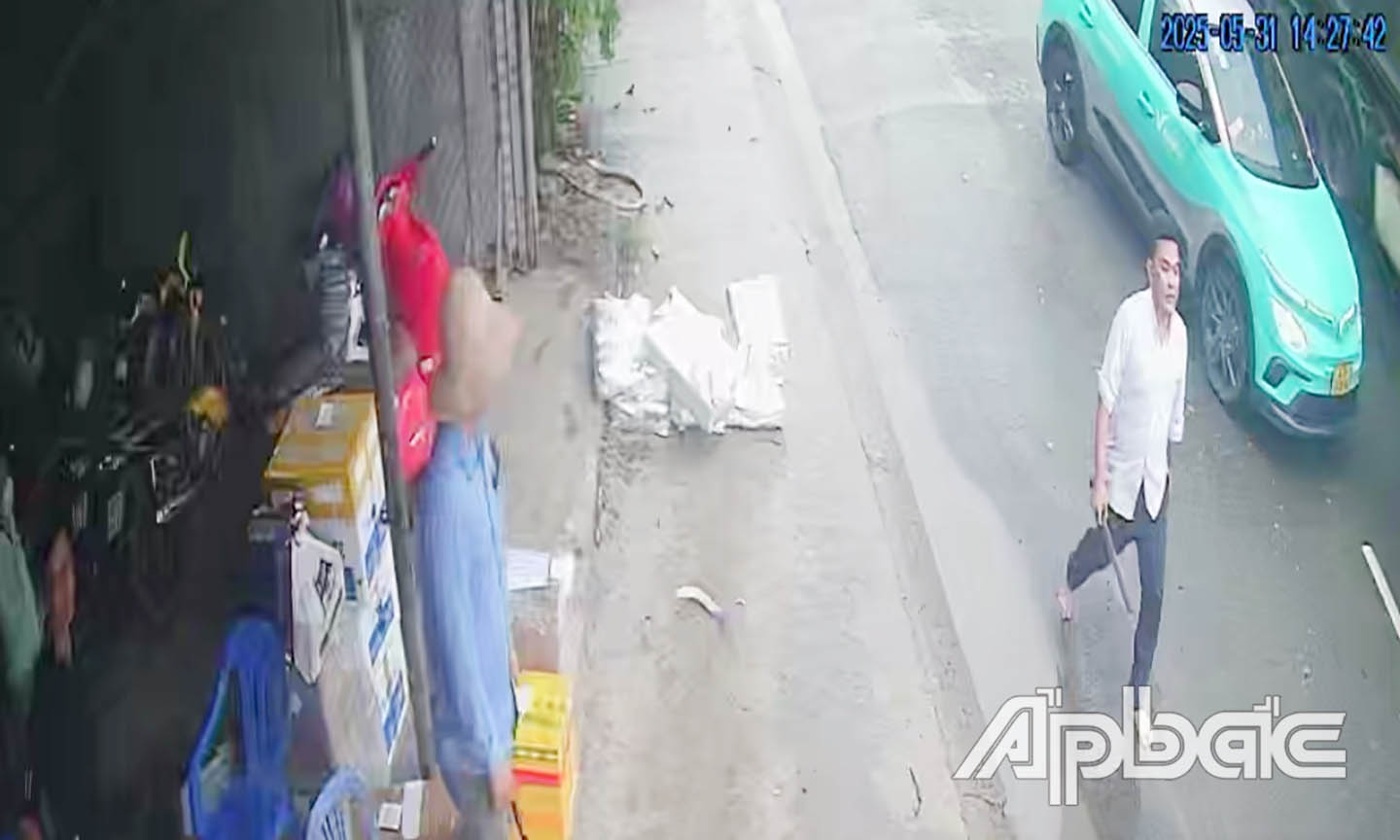 Người hành hung cầm 1 vật kim loại có vỏ được camera ghi lại.