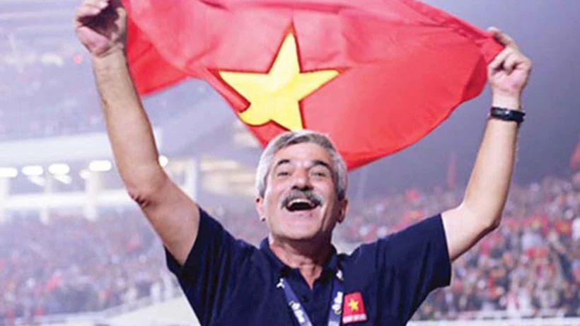 Huấn luyện viên Henrique Calisto ăn mừng cùng quốc kỳ Việt Nam trên sân Mỹ Đình sau khi giành chức vô địch AFF Cup 2008. (Ảnh: VFF)