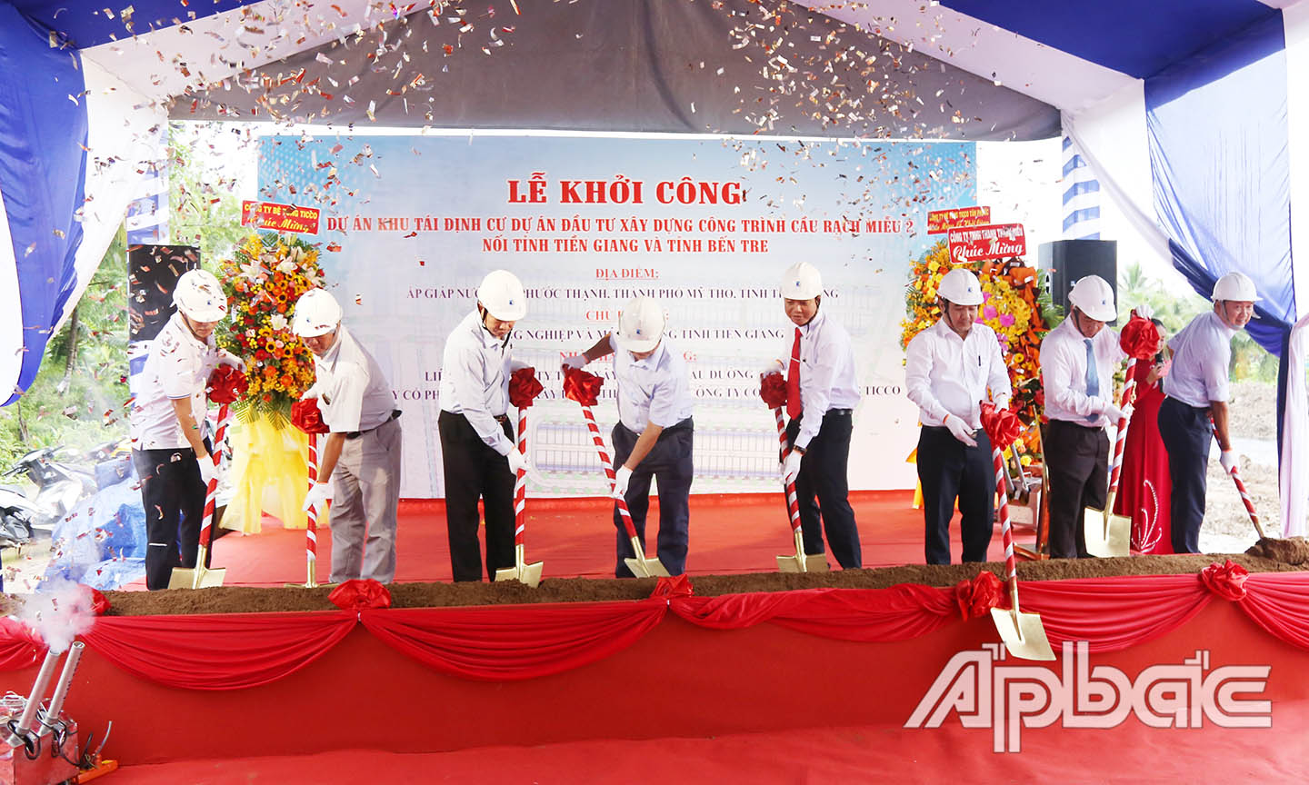 Nghi thức khỏi công dự án.