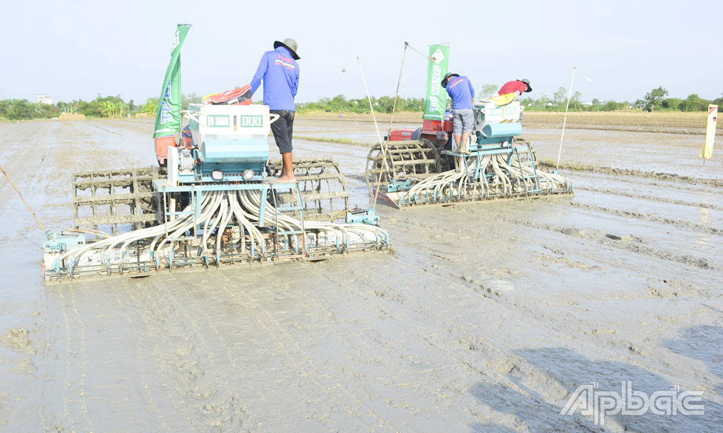 Trình diễn gieo sạ hàng bằng máy tại Hợp tác xã Nông nghiệp tổng hợp Hòa Thạnh tại Lễ phát động Đề án “Phát triển bền vững 1 triệu ha chuyên canh lúa chất lượng cao và phát thải thấp gắn với tăng trưởng xanh vùng ĐBSCL đến năm 2030” tổ chức tại xã Bình Tân, huyện Gò Công Tây vào ngày 19-12-2024.