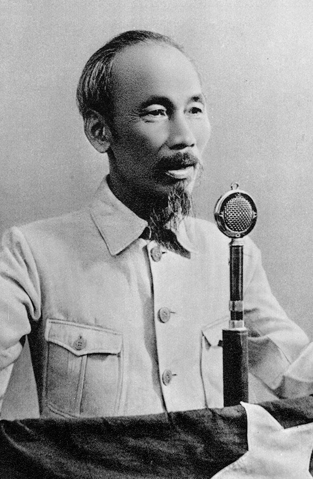 Chủ tịch Hồ Chí Minh đọc Tuyên ngôn độc lập tại Quảng trường Ba Đình (Hà Nội) ngày 2-9-1945. Nguồn: Bảo tàng Hồ Chí Minh - chi nhánh TP. Hồ Chí Minh