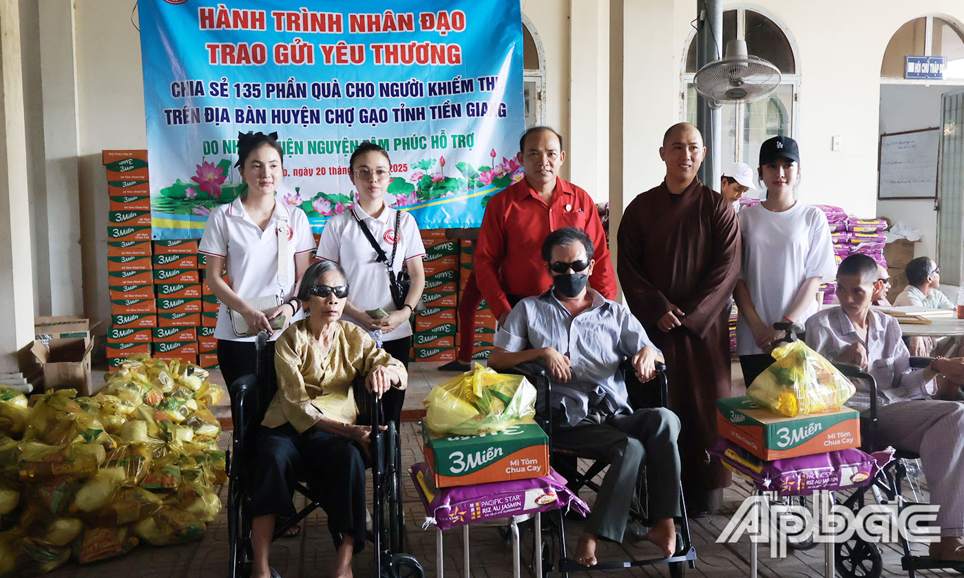 Trao xe lăn cho người khuyết tật.