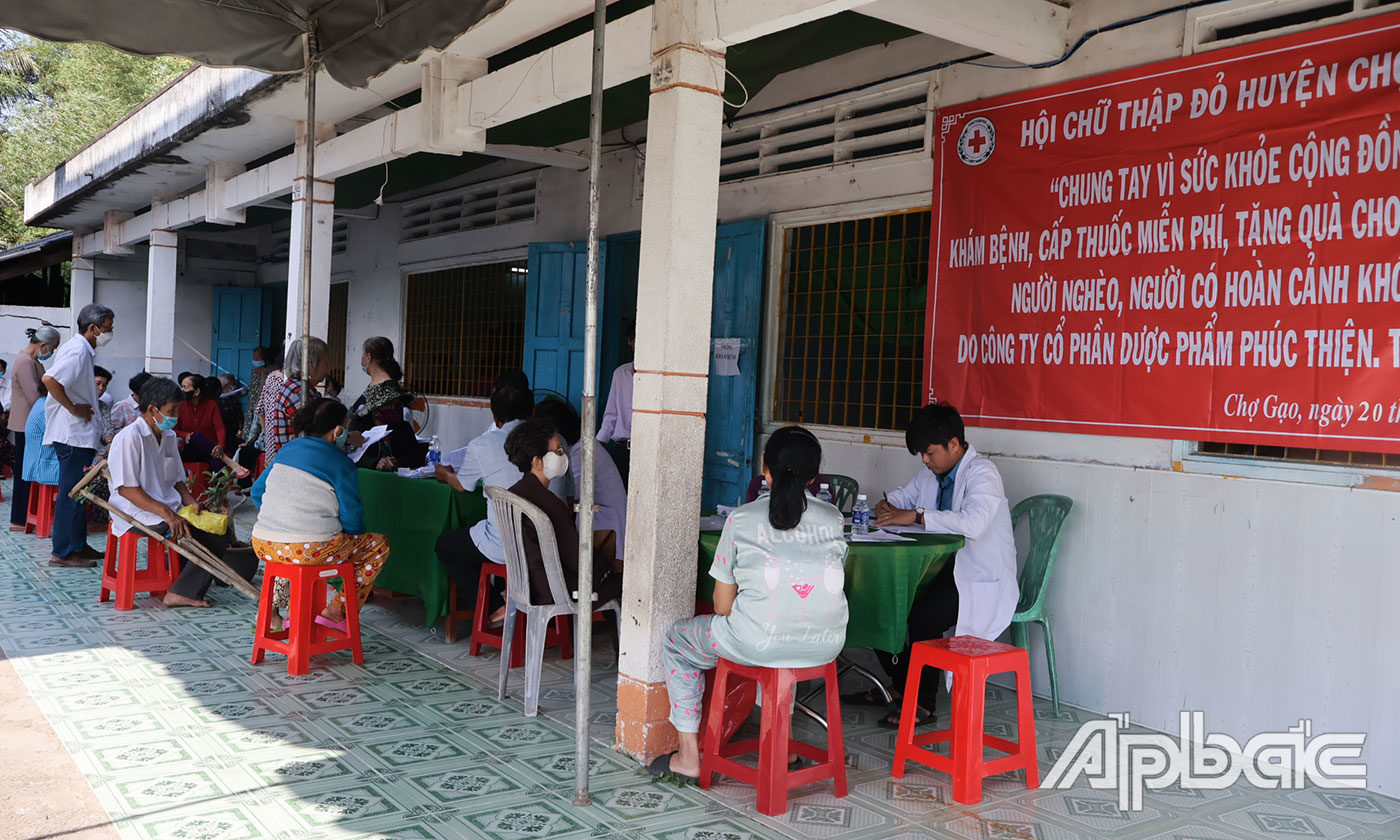 Khám bệnh phát thuốn miễn phi cho bệnh nhân có hoàn cảnh khó khăn.