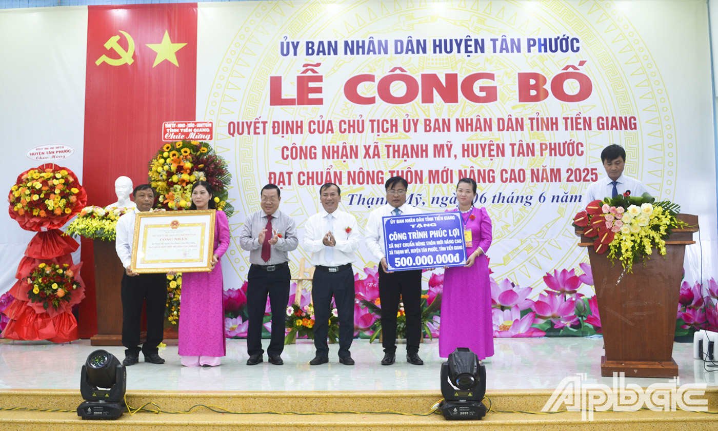 Đồng chí Nguyễn Ngọc Trầm và đồng chí Trần Hoàng Nhật Nam, Phó Giám đốc Sở Nông nghiệp và Môi trường tỉnh Tiền Giang trao Bằng công nhận xã đạt chuẩn NTM nâng cao và Bảng tượng trưng tặng công trình phúc lợi 500 triệu đồng cho xã Thạnh Mỹ.