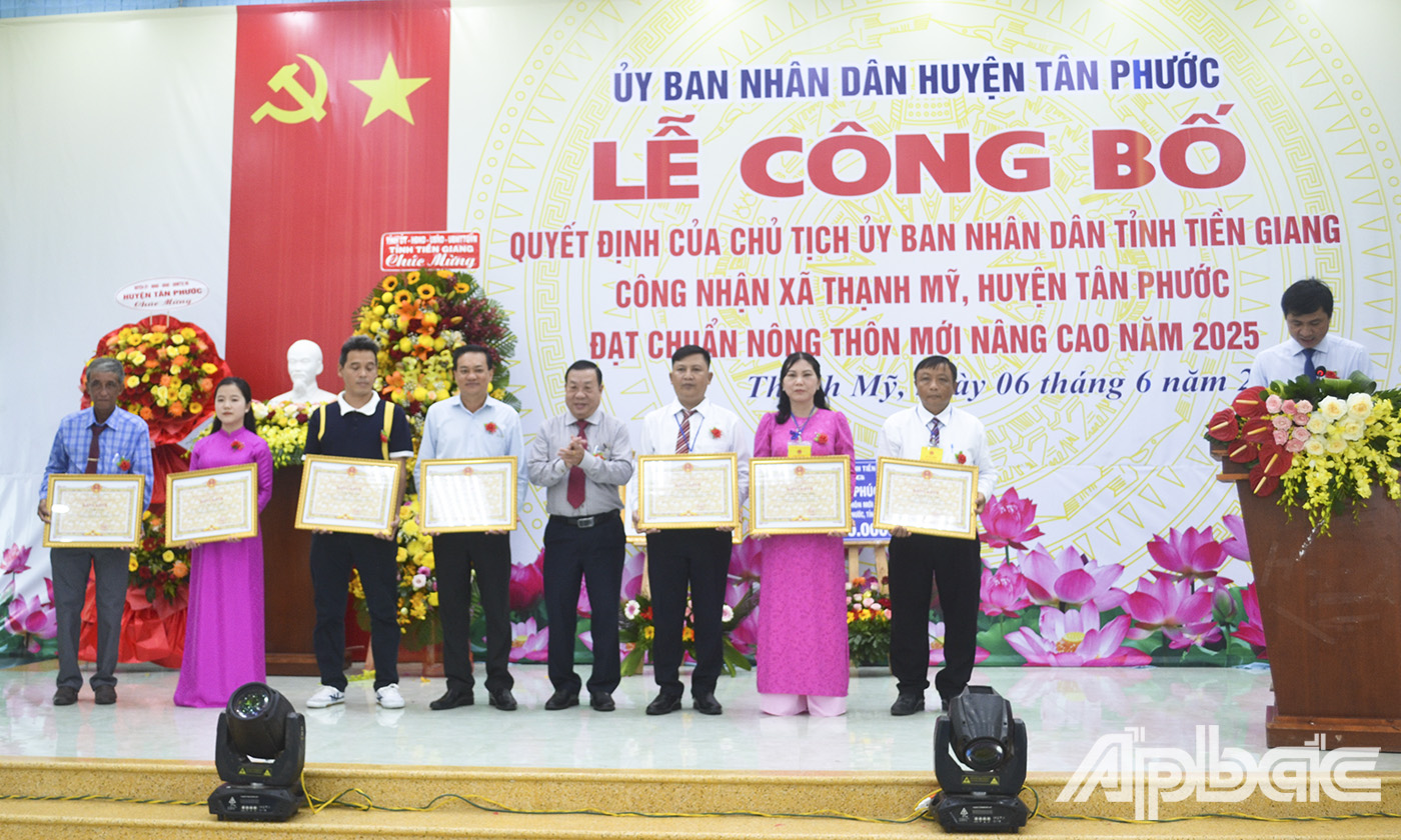 ồng chí Nguyễn Ngọc Trầm, Ủy viên Ban Thường vụ, Chủ nhiệm Ủy ban Kiểm tra Tỉnh ủy trao Bằng khen của Chủ tịch UBND tỉnh cho các cá nhân đã có thành tích xuất sắc trong thực hiện,  xây dựng xã Thạnh Mỹ.