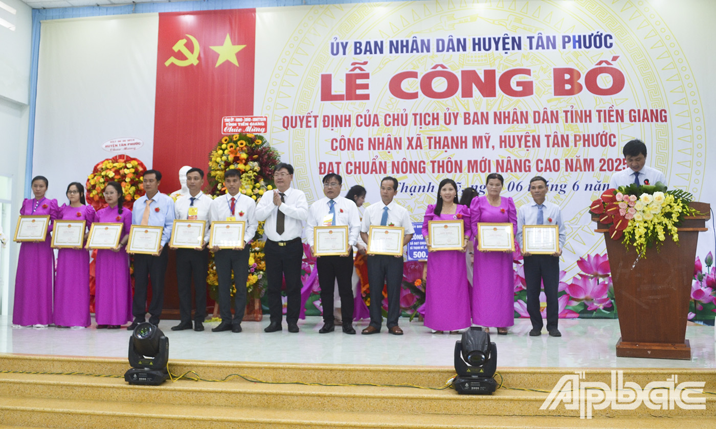 Đồng chí Trần Hoàng Phong, Chủ tịch UBND huyện Tân Phước trao phần khen thưởng cho các tập thể và cá nhân có thành tích tốt trong thực hiện, xây dựng xã Thạnh Mỹ.